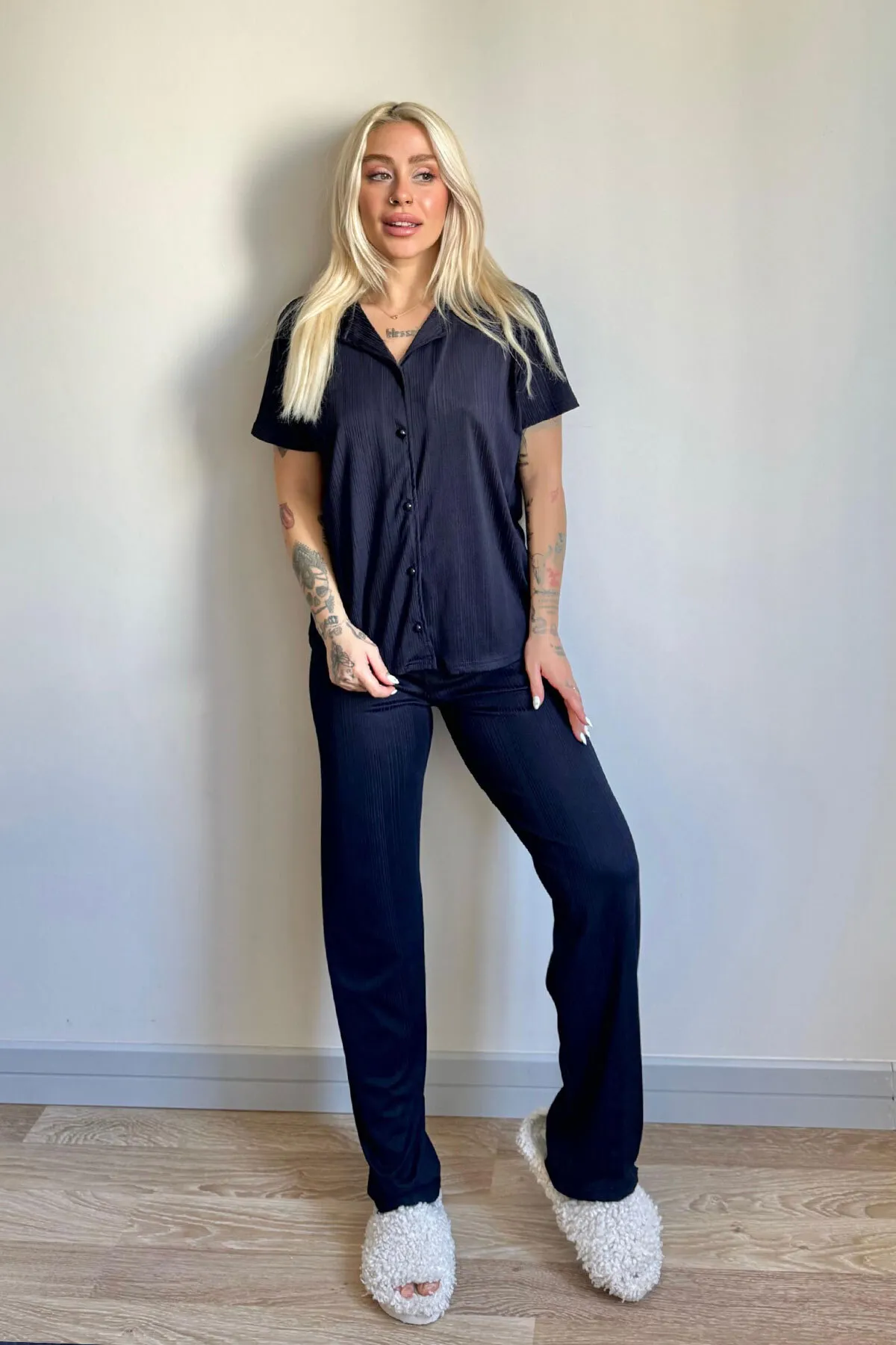 Pijamaevi  Marineblaues gestricktes Damen-Pyjama-Set mit kurzen Ärmeln und Knöpfen vorne