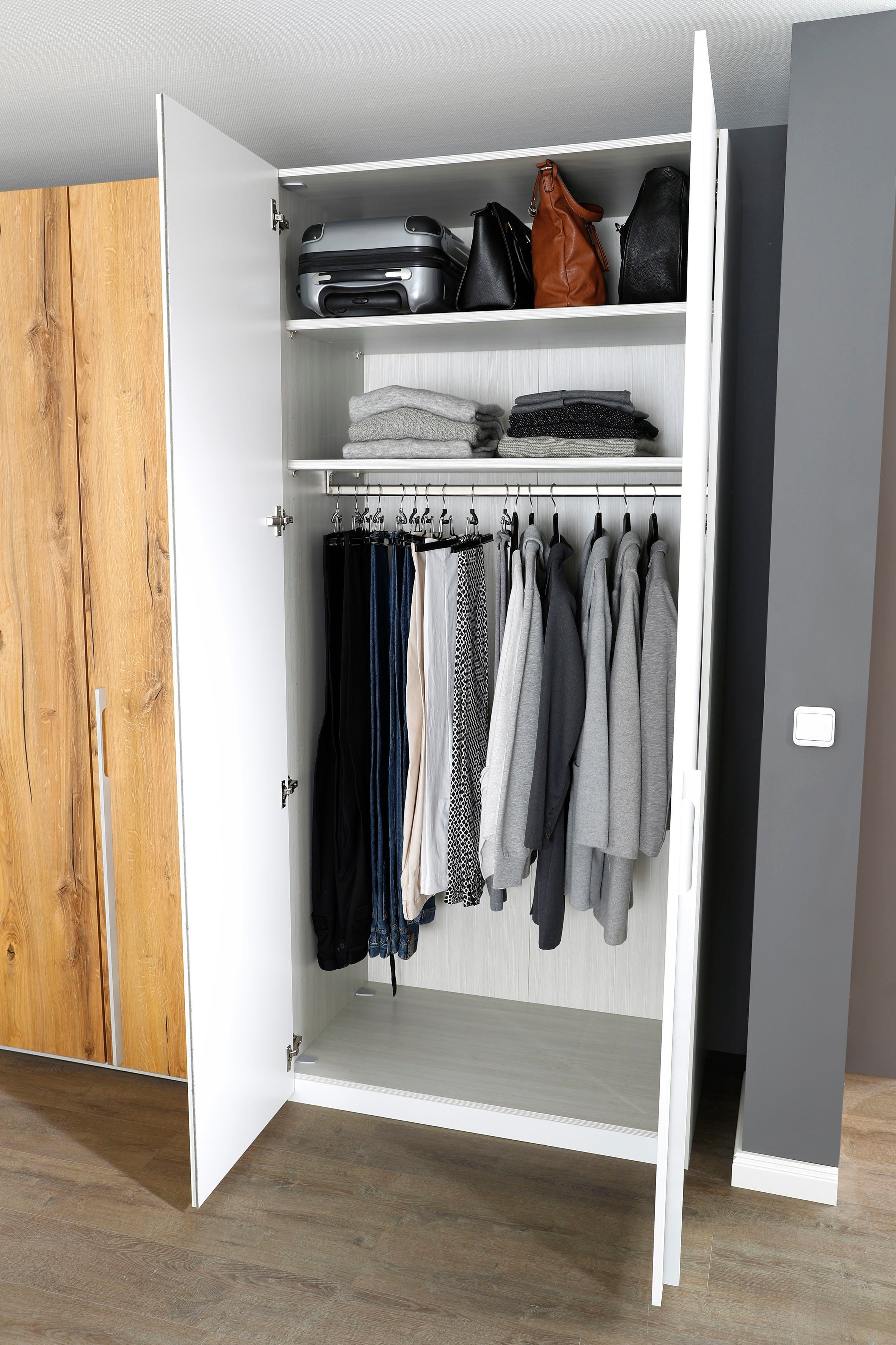 rauch Schlafzimmer-Set Valetta, Schrank, Bett, 2 Nachttische und 2 Paneele, optional mit Beleuchtung