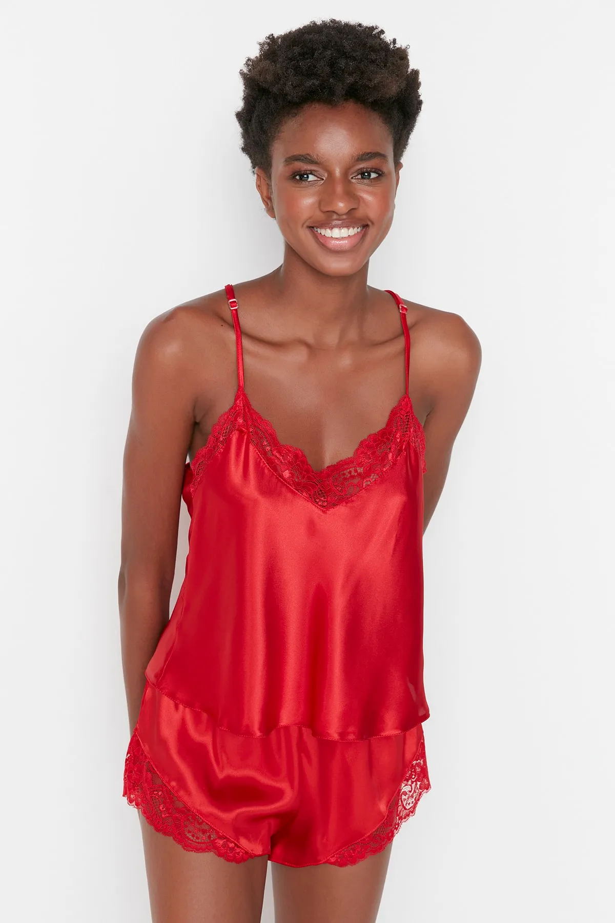 Trendyol Collection  Rotes Pyjama-Set aus gewebtem Satin mit Spitzendetails und Seilträgern THMSS22PT0269