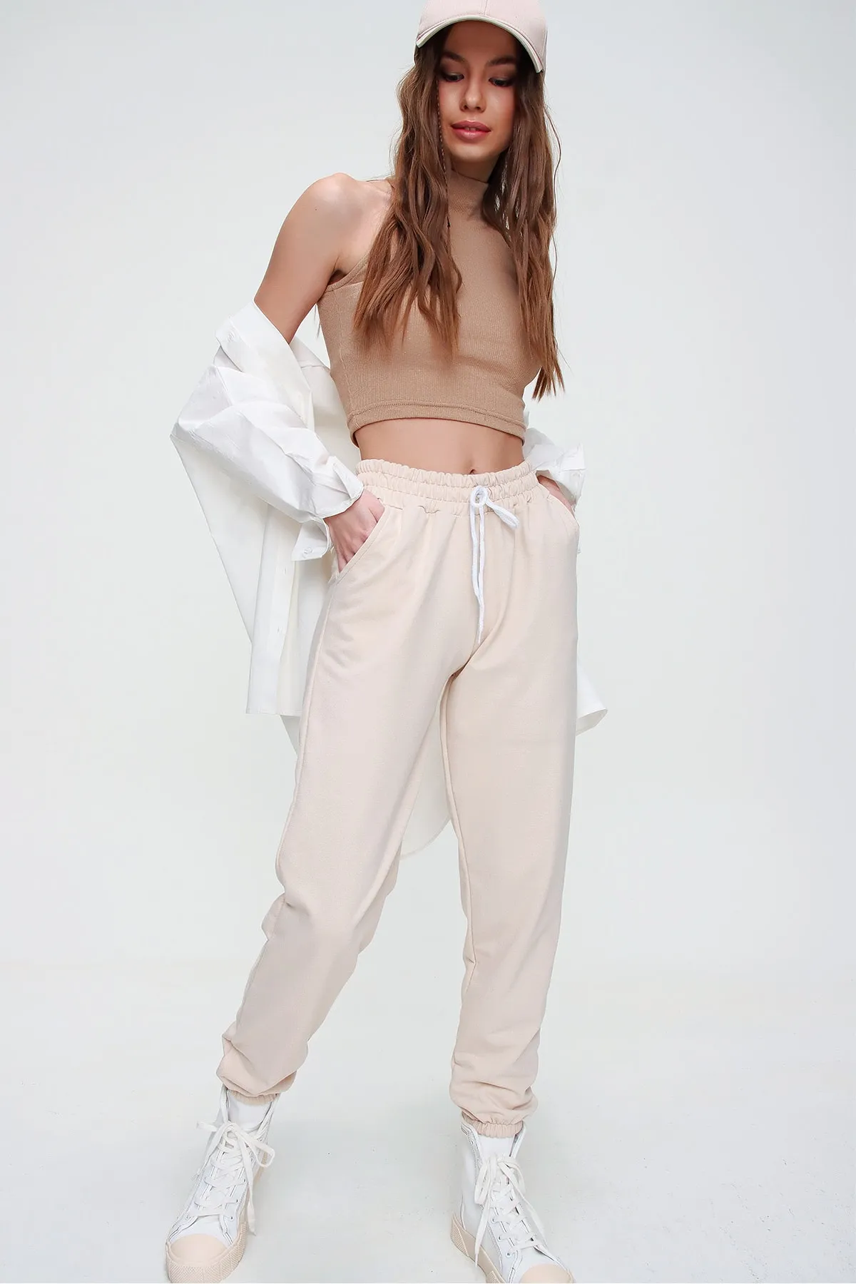 Trend Alaçatı Stili  Hellbeige Basic Jogginghose für Damen mit elastischem Bund und Beinen ALC-X5902