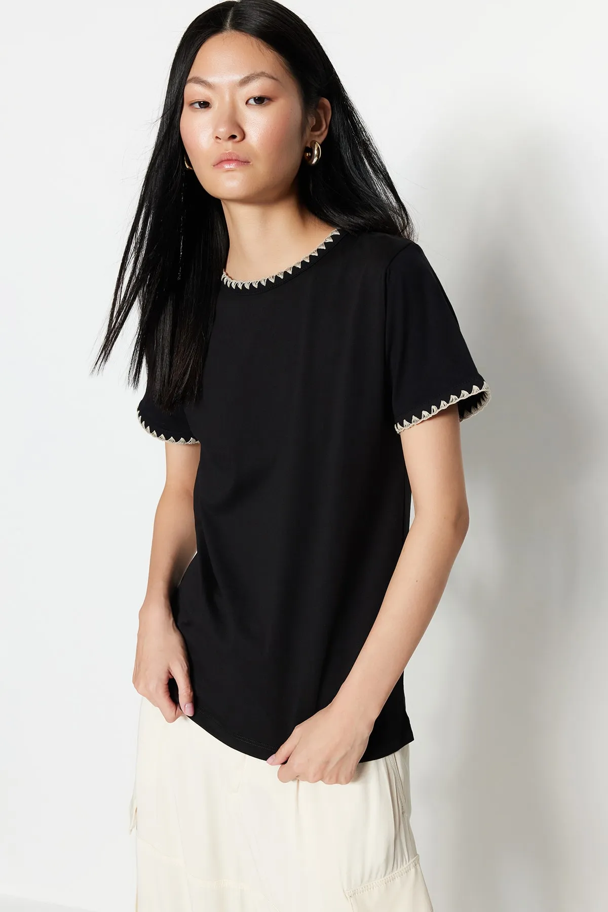 Trendyol Collection  Schwarzes Basic-Strick-T-Shirt aus 100 % Baumwolle mit Rundhalsausschnitt und Kontrastnähten TWOSS19AD0085