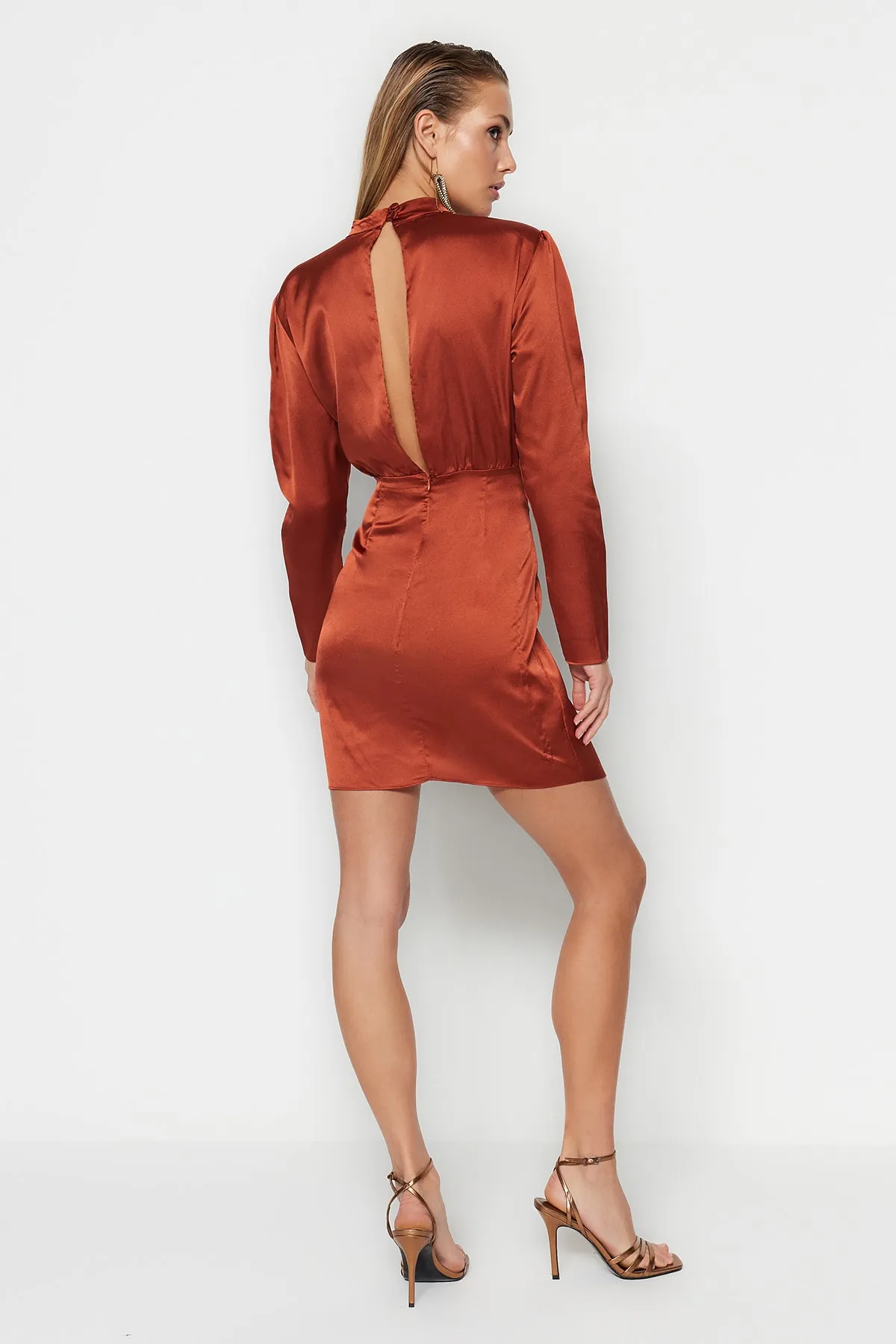 Trendyol Collection  Dunkles Zimt-Abendkleid aus Satin mit hohem Kragen TPRAW22EL1217