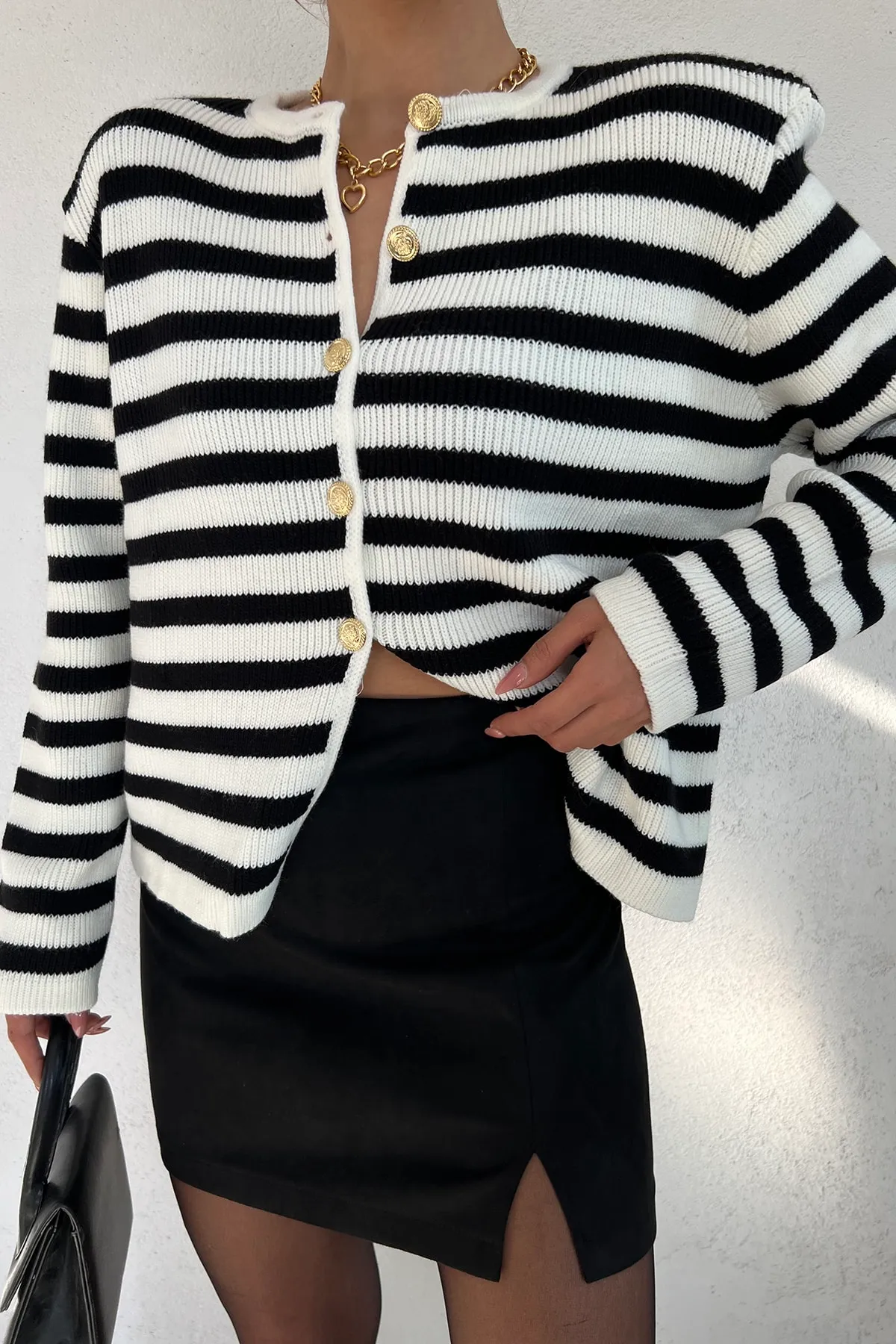 LE CARAMBOLE  Damen-Cardigan aus geripptem Strick mit Rundhalsausschnitt, weiß und schwarz gestreift