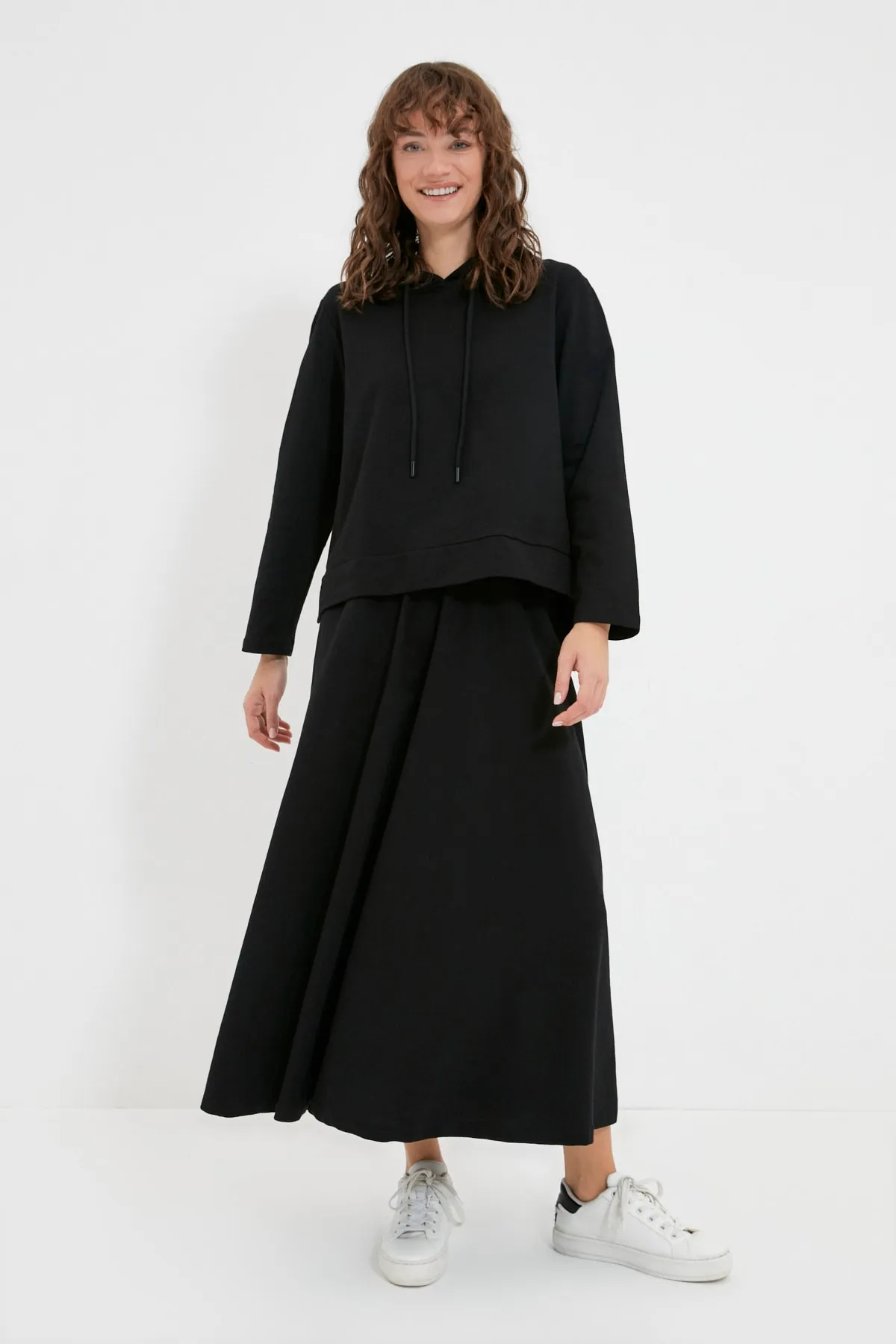 Trendyol Modest  Schwarzes Strickset mit Kapuzenpullover und Rock TCTAW22US0027