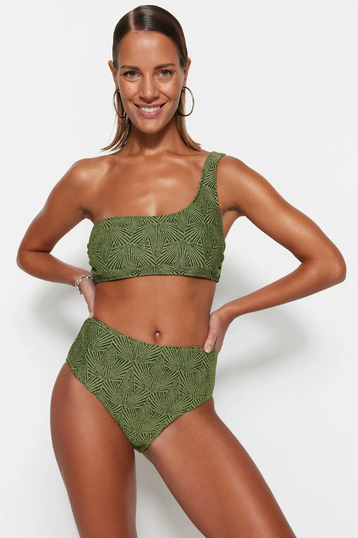 Trendyol Collection  Grüne Glitzer-Bikinihose mit hoher Taille und normalem Beinverlauf TBESS23BA00241