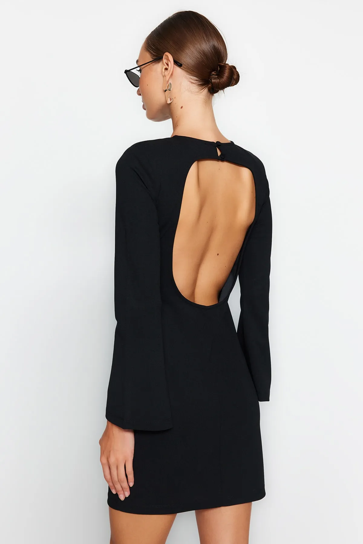 Trendyol Collection  Schwarzes rückenfreies, figurbetontes Mini-Bleistiftkleid aus Stretch-Strick mit spanischen Ärmeln TWOAW24EL00121