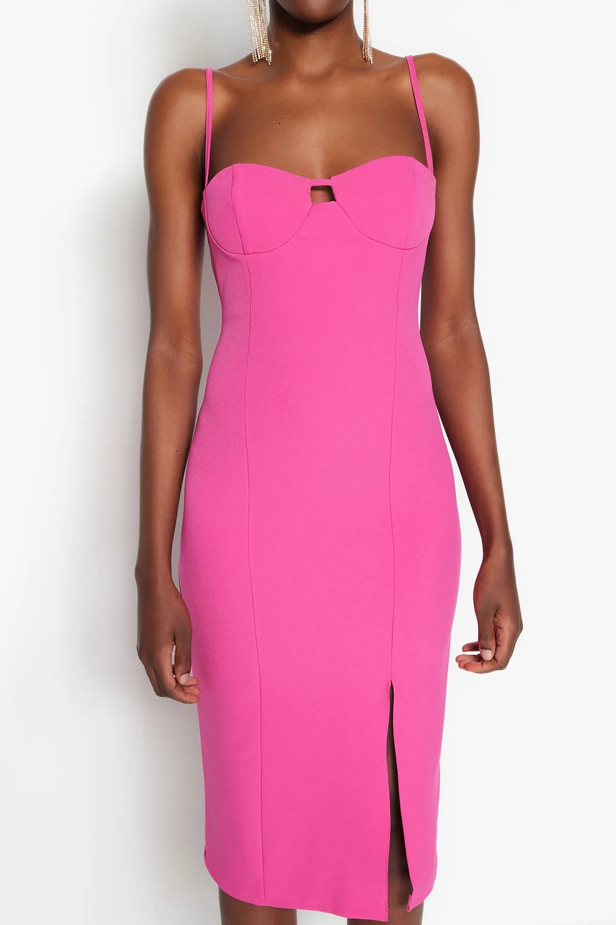 Trendyol Collection  Tailliertes Abendkleid in Fuchsia mit gewebtem Fenster/Ausschnittdetail TPRSS23EL00223
