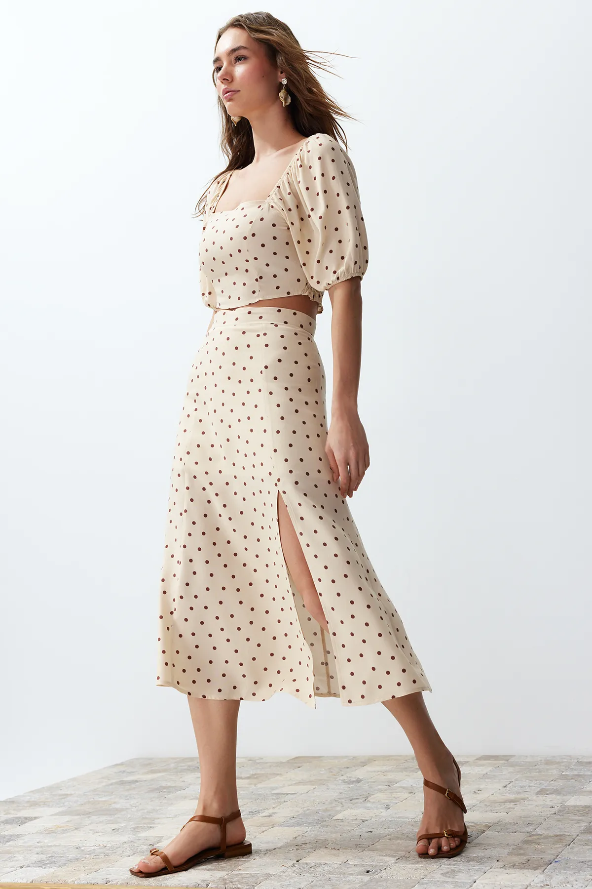 Trendyol Collection  Beiges geschlitztes Midi-Set aus Viskosegewebe mit Tupfenmuster, Oberteil und Unterteil TWOSS20AU0097