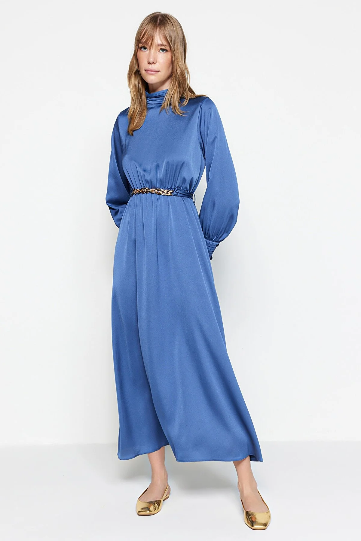 Trendyol Modest  Dunkelblaues gewebtes Abendkleid mit drapiertem Kragen und Manschetten, Gürtel TCTSS22EB0142