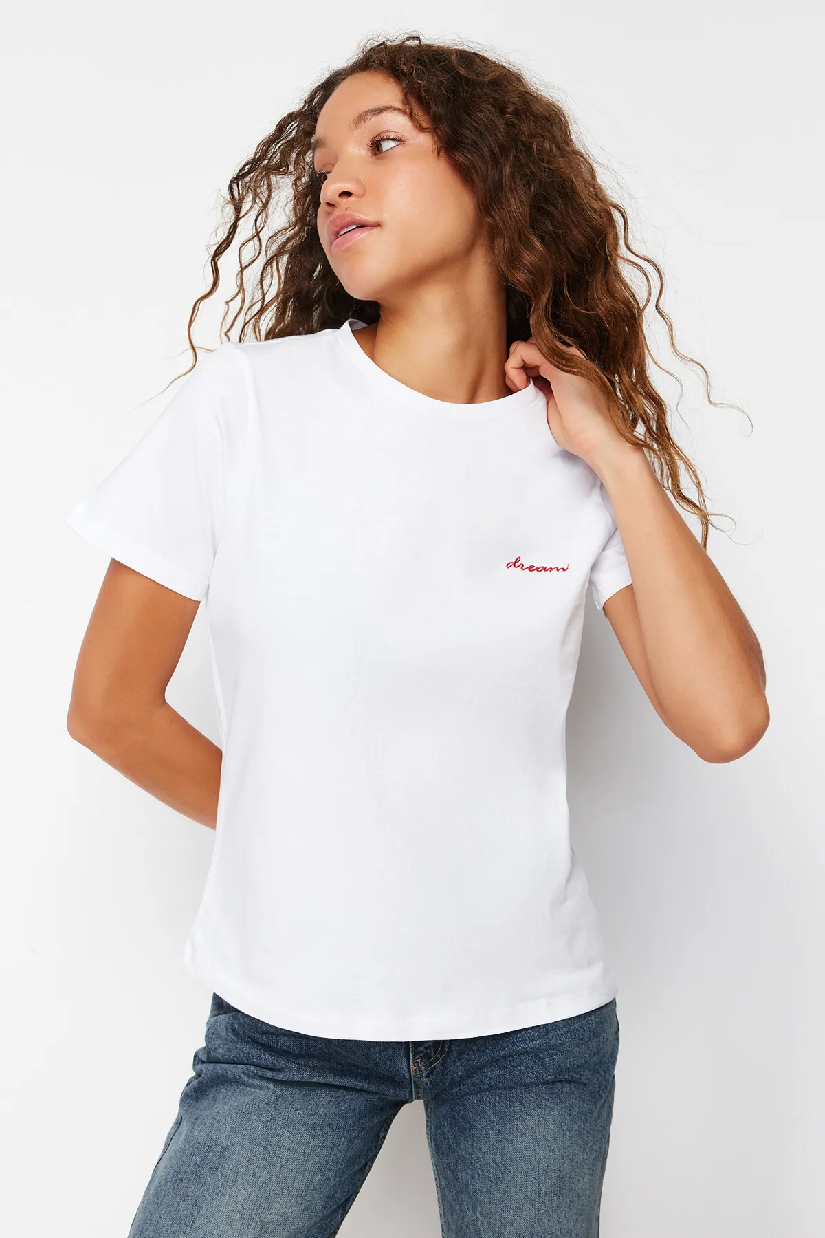 Trendyol Collection  Weißes Strick-T-Shirt mit Slogan-Stickerei, 100 % Baumwolle, Regular Fit TWOSS24TS00097