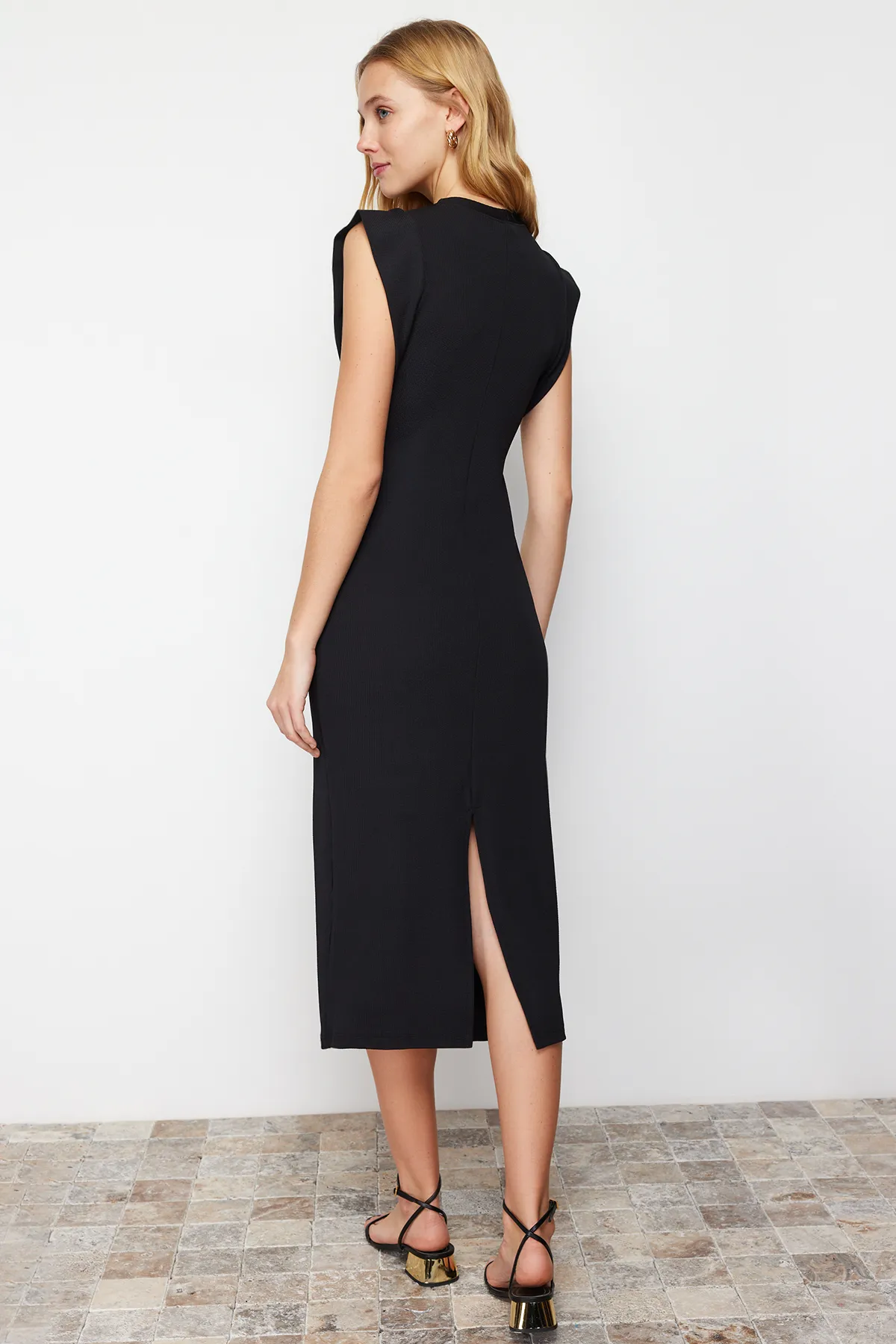 Trendyol Collection  Schwarzes, tailliertes, geripptes, flexibles Midi-Bleistiftkleid aus Strick mit Mondärmeln TWOSS24EL00187