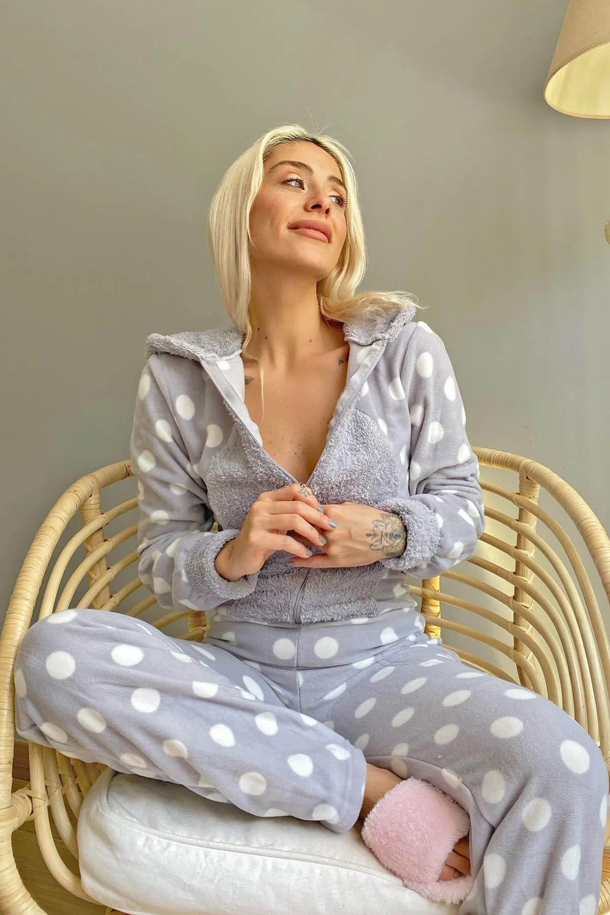 Pijamaevi  Grau gepunkteter Damen-Overall-Pyjama aus Fleece-Plüsch