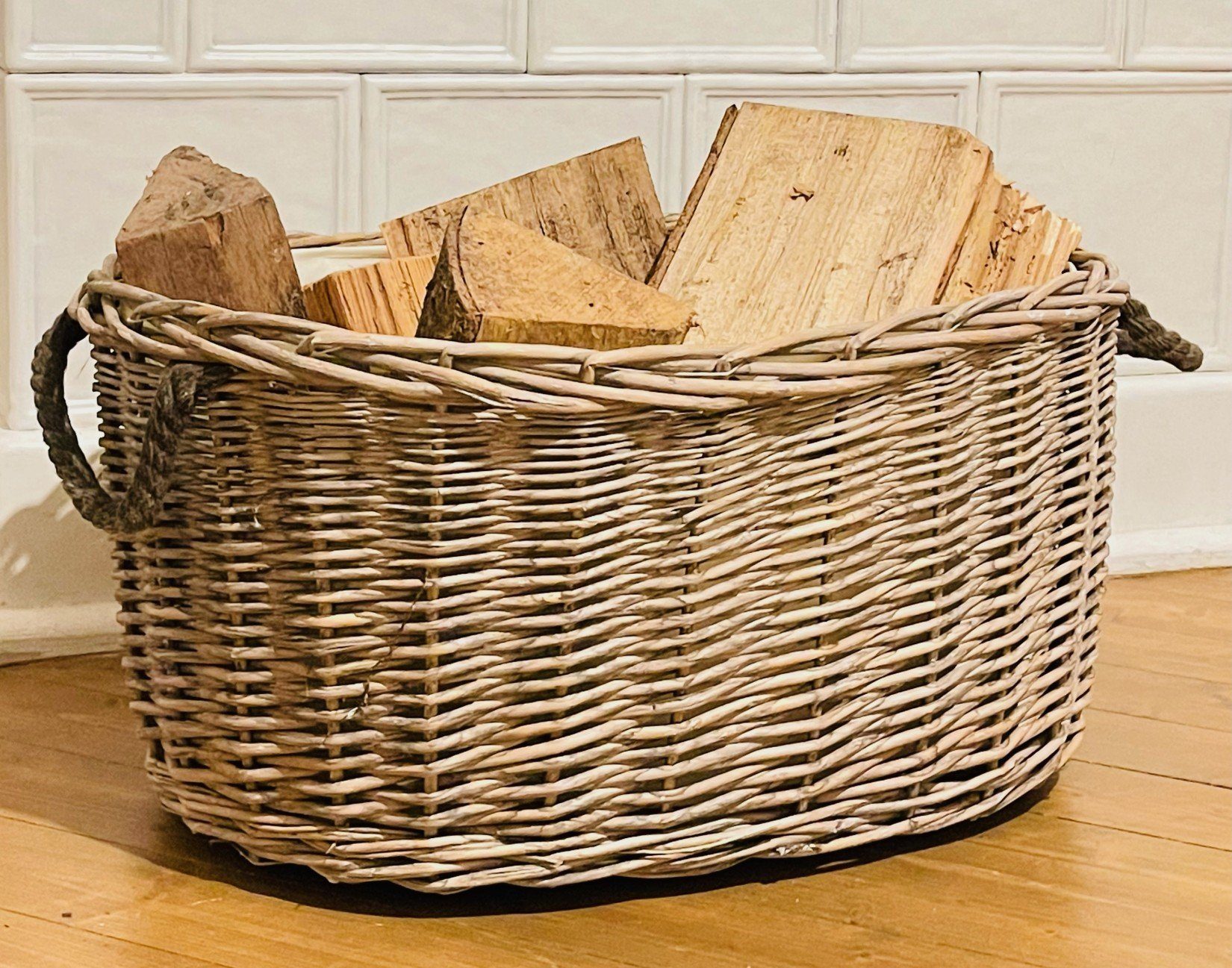 Dekoleidenschaft Kaminholzkorb aus Weide im Shabby Look, Feuerholzkorb, Weidenkorb, Brennholzkorb, großer Aufbewahrungskorb, Flechtkorb, Spielzeugkorb, Ordnungskorb