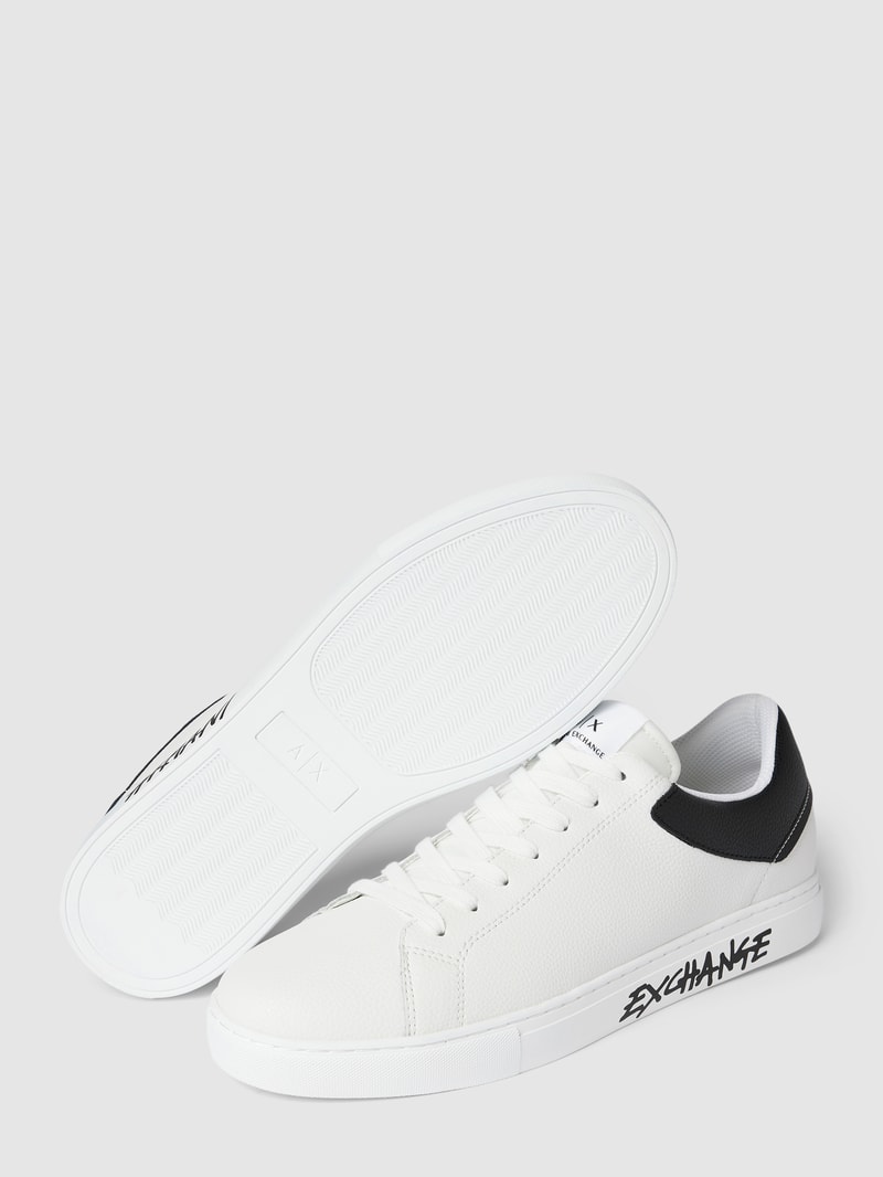 Sneaker mit Label-Details in weiß