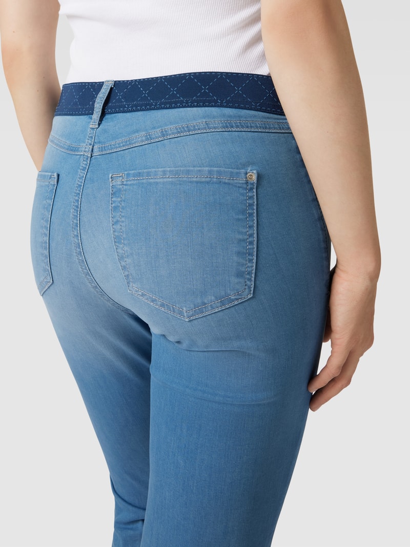 Caprijeans mit Eingrifftaschen in hellblau