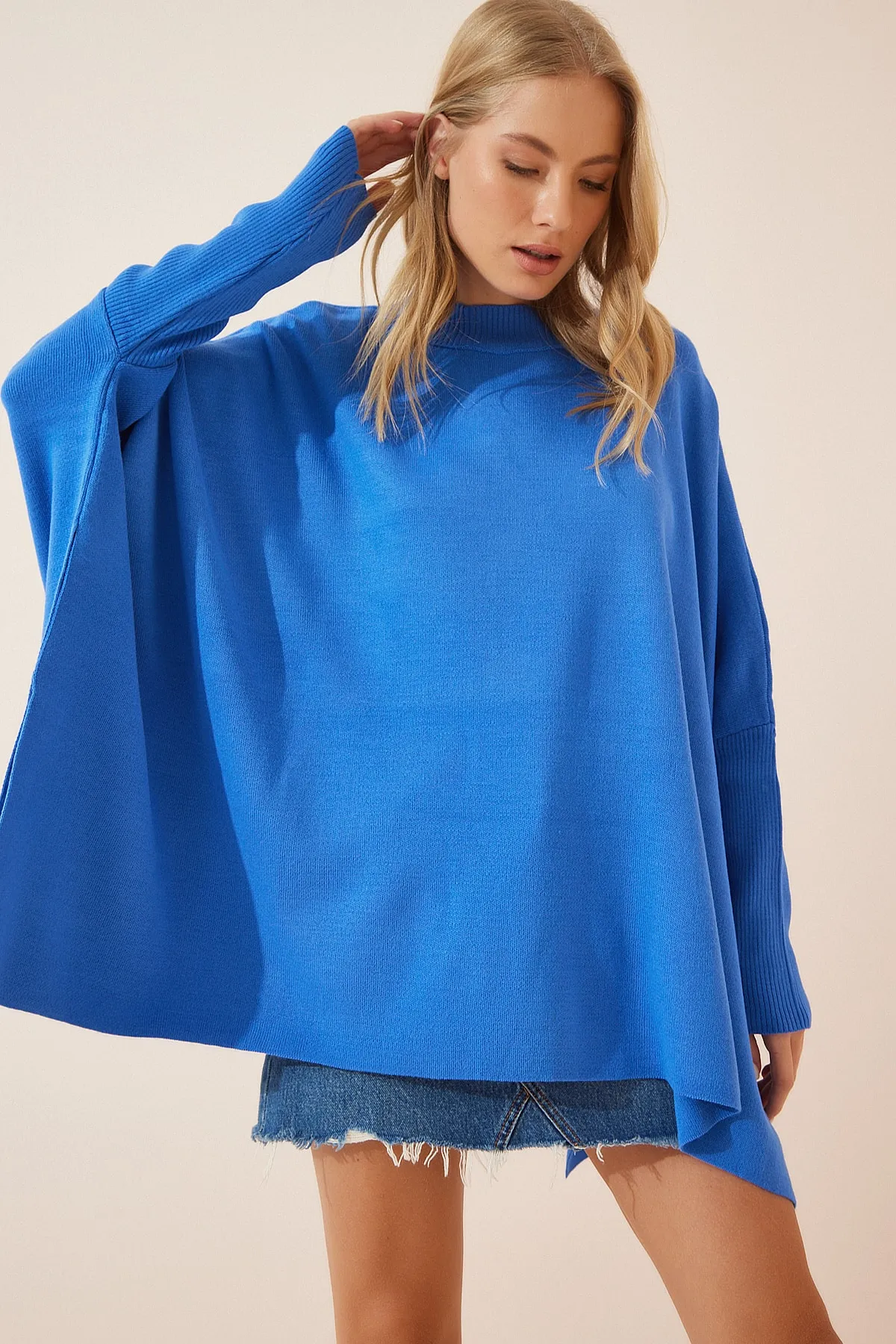 Happiness İstanbul  Kräftiges blaues Oversize-Poncho-Sweatshirt mit Seitenschlitz für Damen YY00005