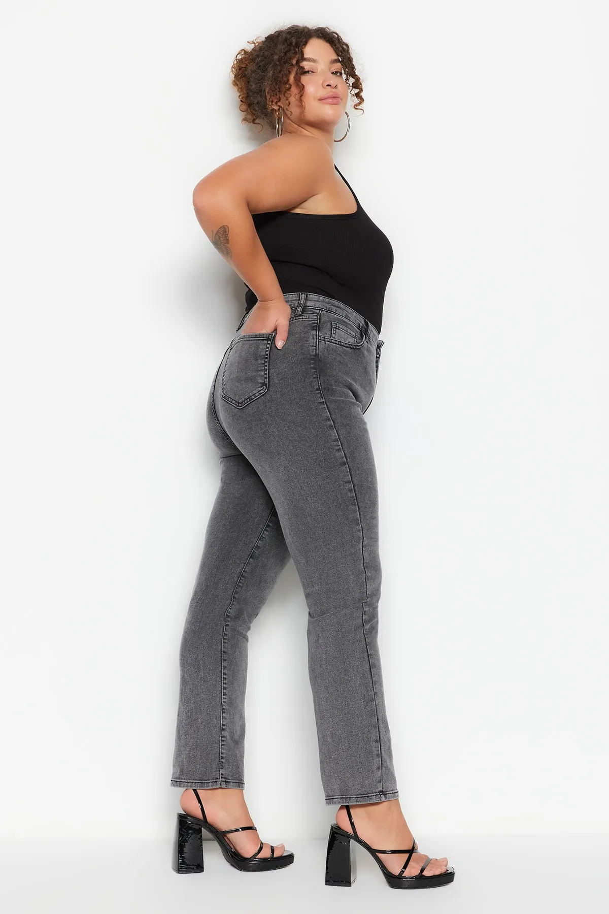 Trendyol Curve  Graue Mom-Jeans mit hoher Taille und Umschlag TBBSS23CJ00026