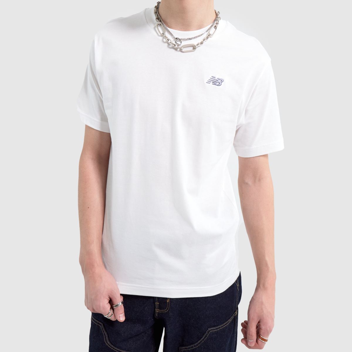 New Balance – Vit och grå t-shirt med liten logotyp