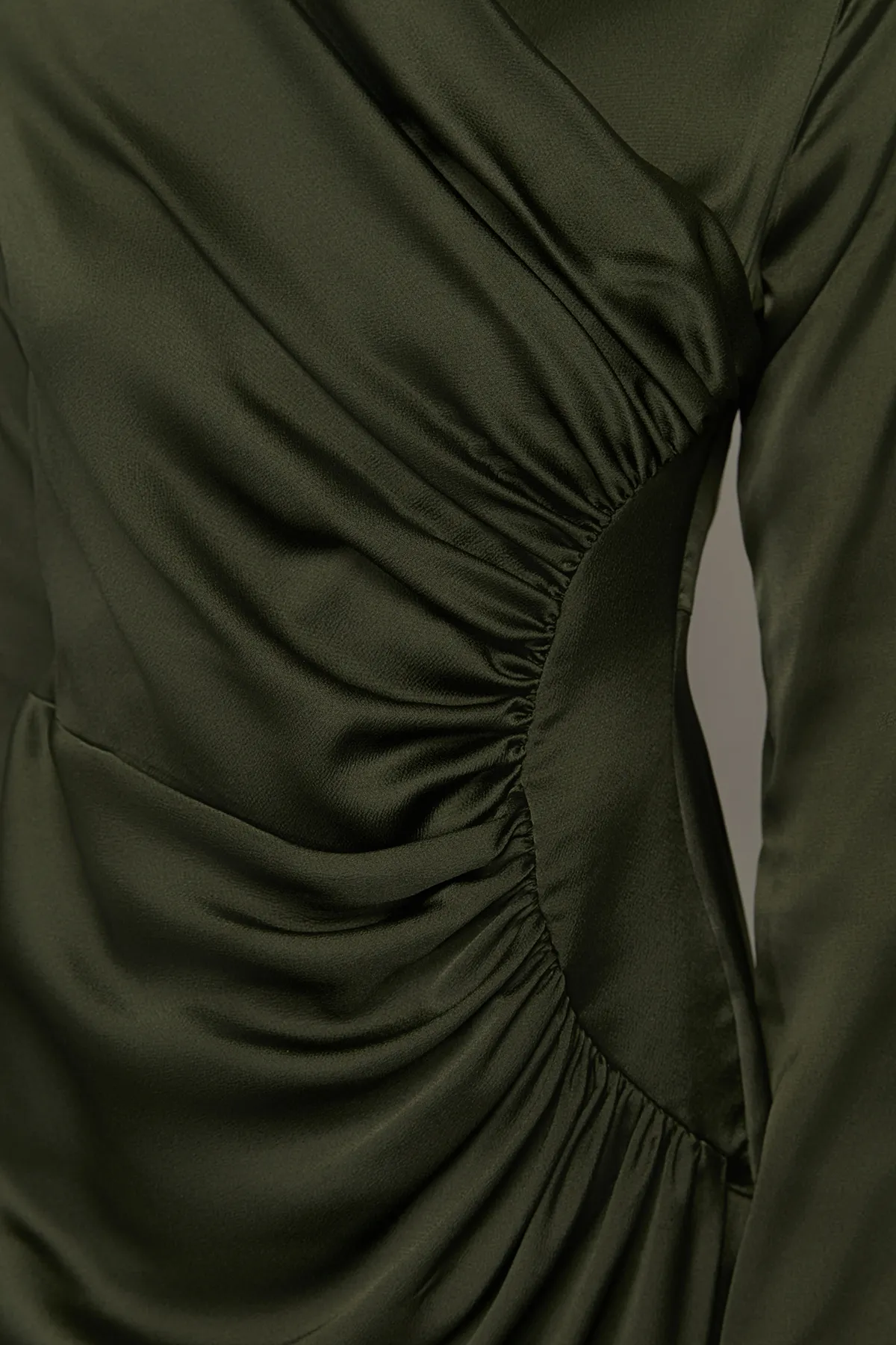 Trendyol Modest  Khakifarbenes Abendkleid aus gewebtem Satin mit Raffungen TCTSS24DB00037