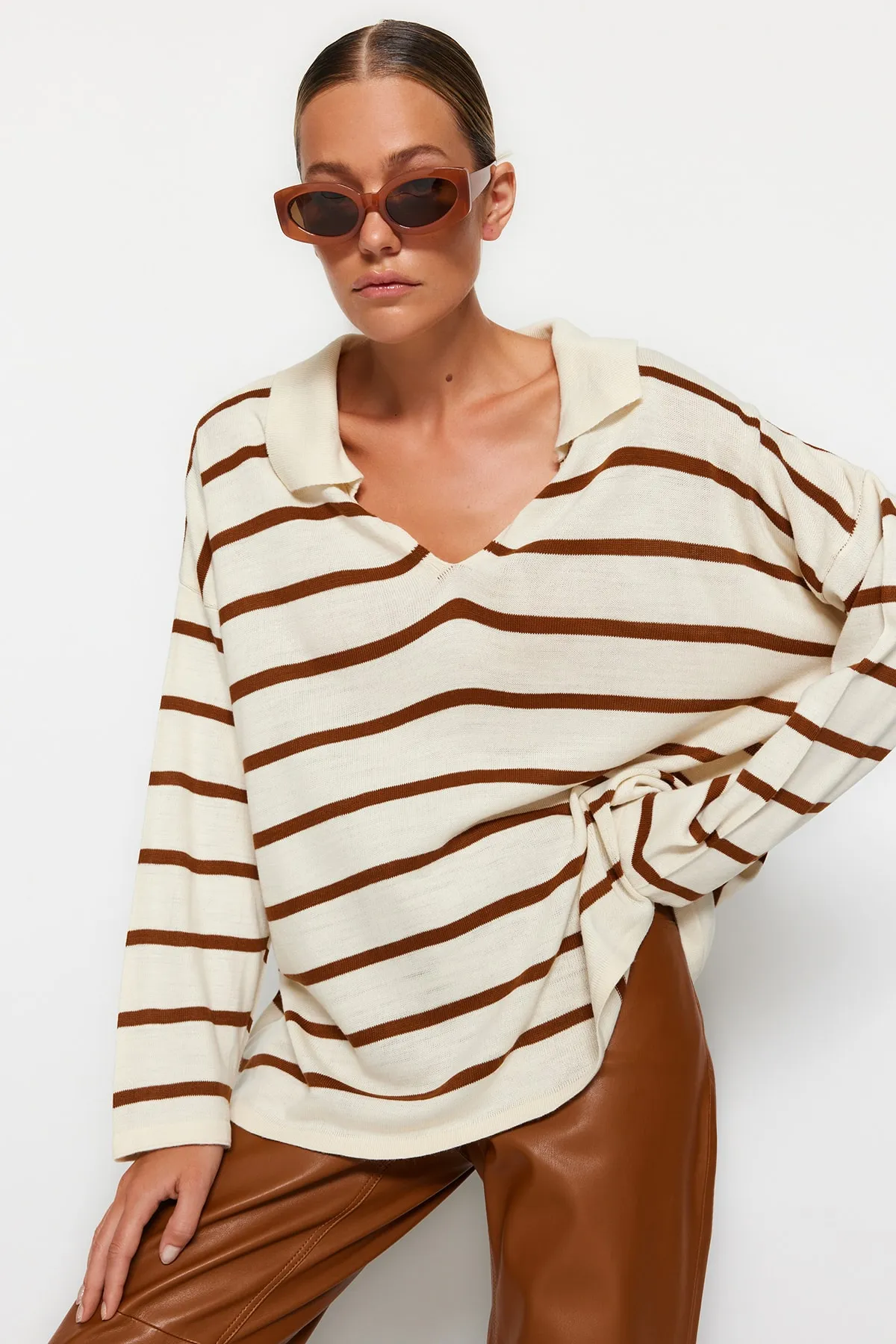Trendyol Collection  Brauner gestreifter Strickpullover mit super weiter Passform TWOAW23KZ01845