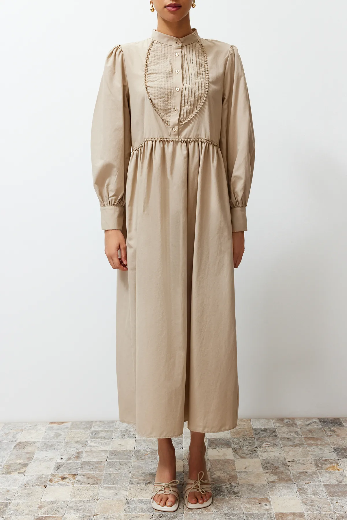 Trendyol Modest  Nerzfarbenes, gewebtes Kleid mit Stehkragen, Ballonärmeln, Knöpfen und Paspelierung TCTSS24EB00129