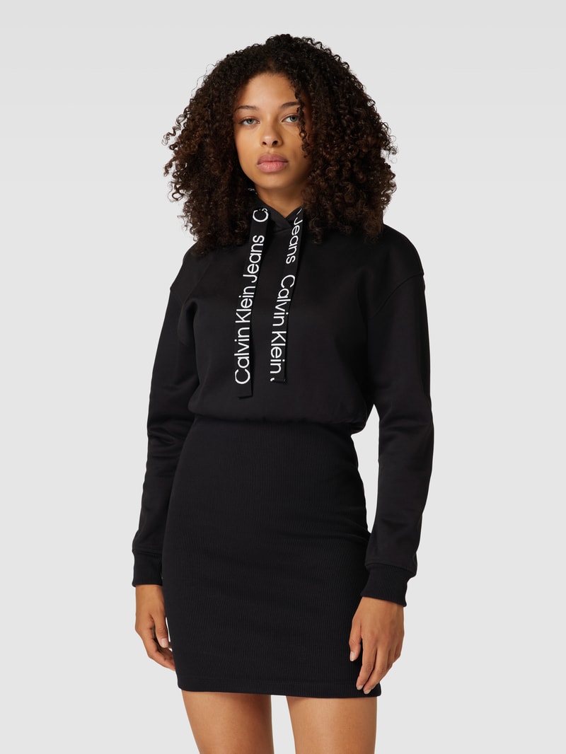 Knielanges Sweatkleid mit Kapuze in schwarz