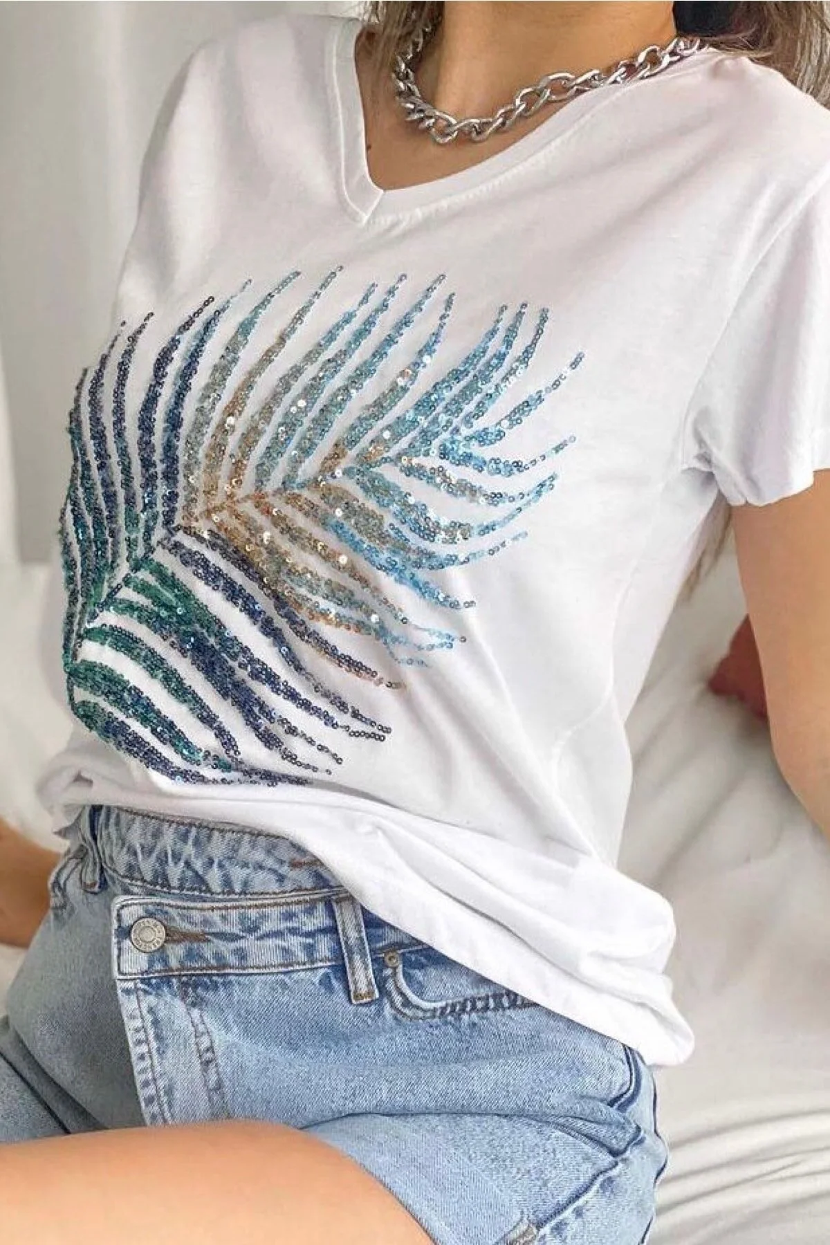 FEMELLE  Weißes Damen-T-Shirt aus Baumwolle mit V-Ausschnitt und Blatt-Pailletten