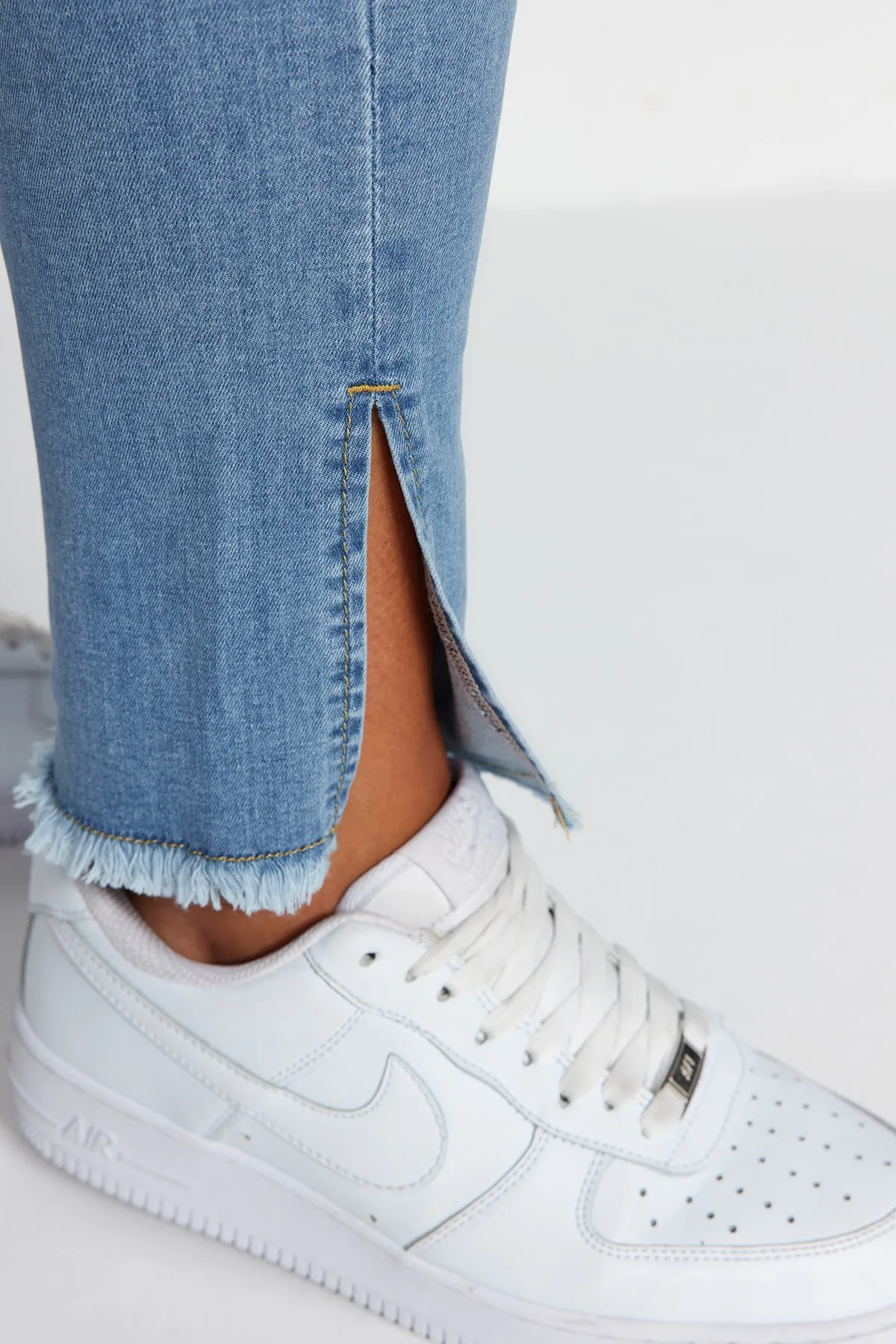 Trendyol Curve  Blaue, flexible Skinny-Denim-Jeans mit Schlitz und Quastendetail TBSSS23CJ00020