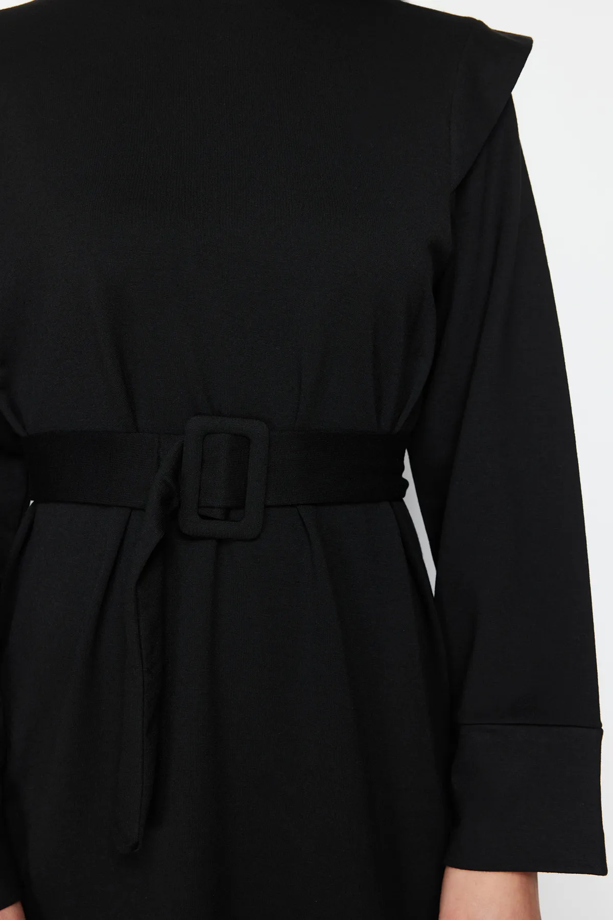 Trendyol Modest  Schwarzes Strickkleid mit Gürtel und Schulterdetail TCTSS24EB00120