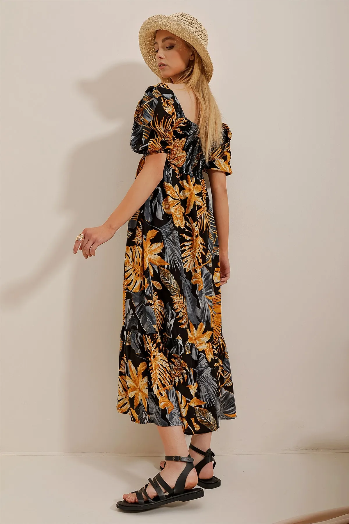 Trend Alaçatı Stili  Senfschwarzes, glitzerndes Kleid mit quadratischem Kragen und Rüschen in Midilänge für Damen aus gemusterter, gewebter Viskose ALC-X10338