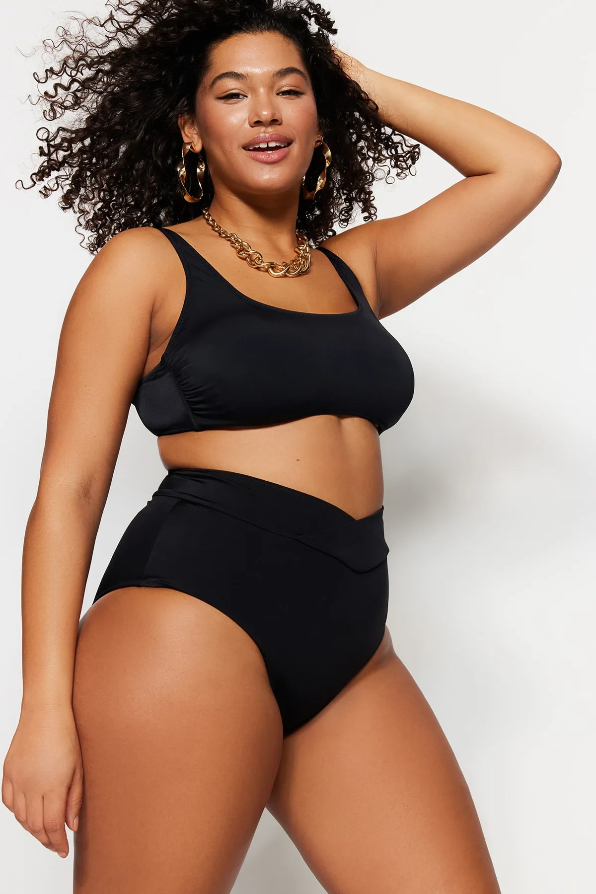 Trendyol Curve  Schwarze Bikinihose mit hoher Taille, schrägem Detail und schlankmachendem Effekt