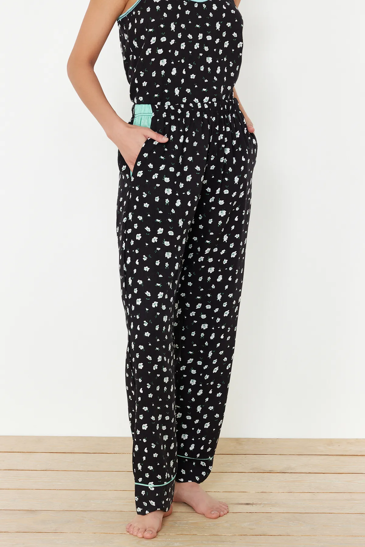 Trendyol Collection  Schwarzes Pyjama-Set mit Blumenmuster, 100 % Baumwolle, Kordelriemen, THMSS24PT00305