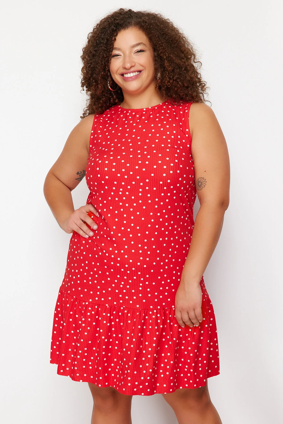 Trendyol Curve  Rotes, gepunktetes, ärmelloses, gerades Mini-Stretch-Strickkleid mit Volants und Volants TBSSS24AH00131