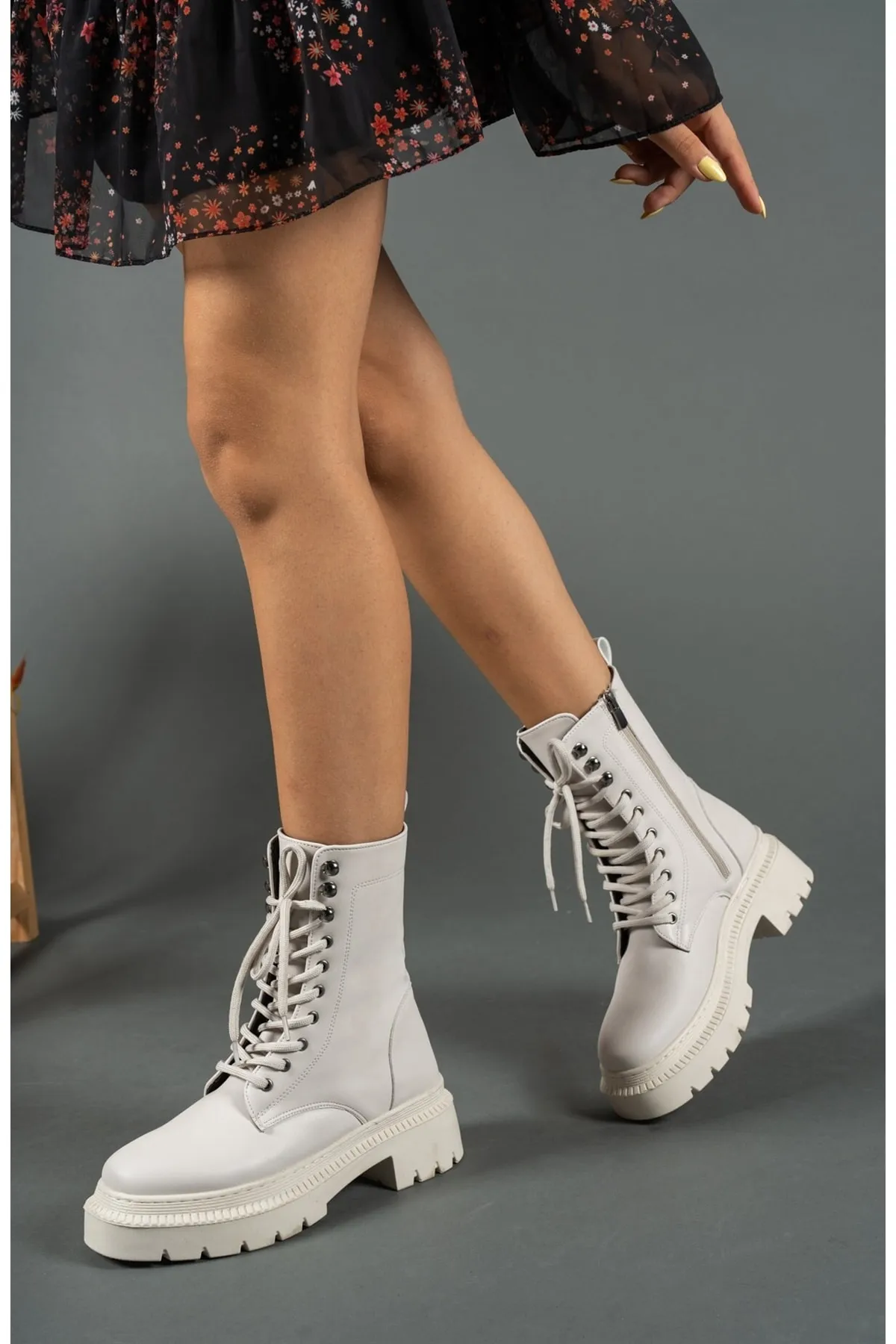 Riccon  Beigefarbene Damenstiefel mit Reißverschluss 0012299