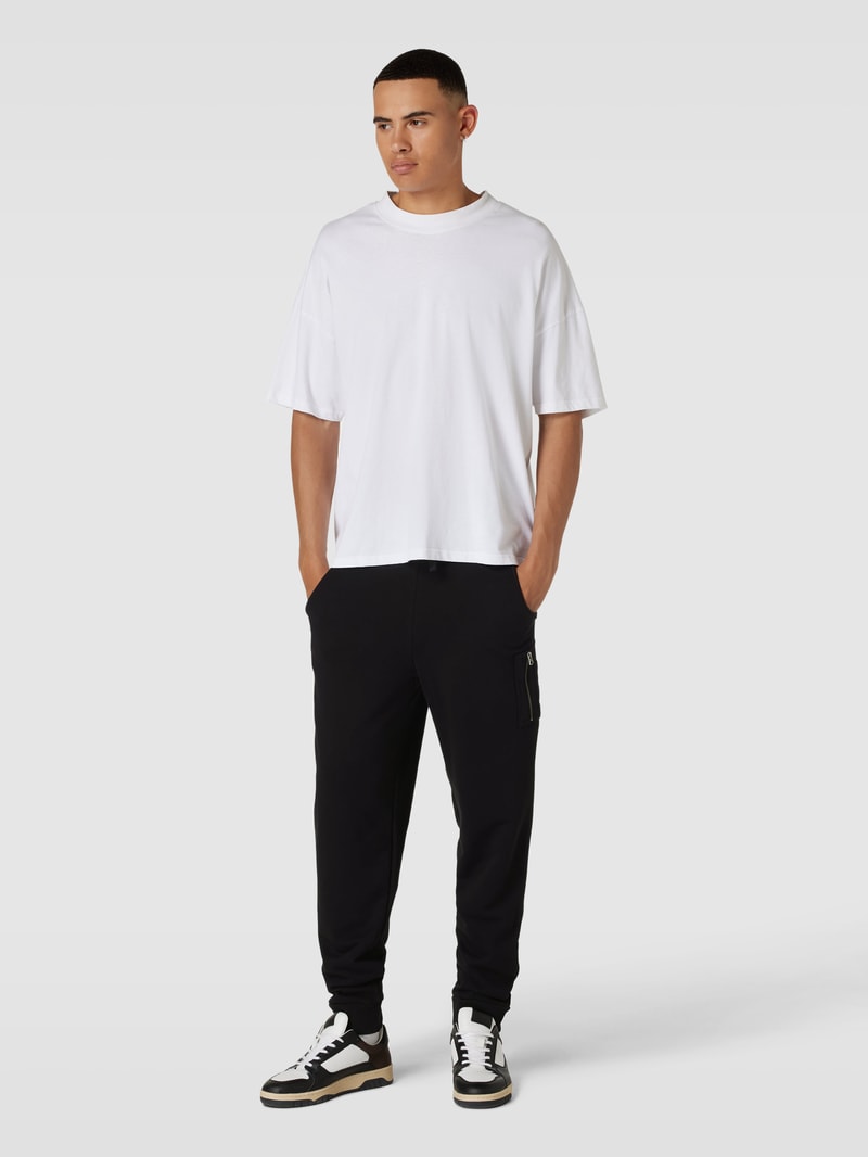 Sweatpants mit Cargotasche in schwarz