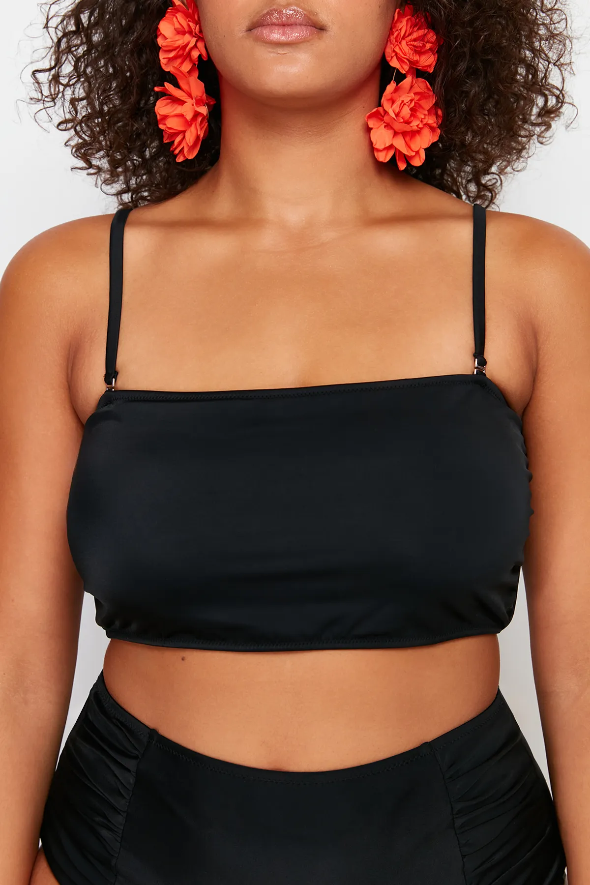 Trendyol Curve  Schwarzes trägerloses Bikinioberteil
