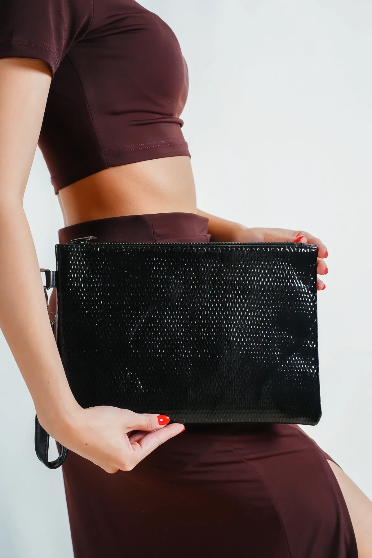 Capone Outfitters  Capone Damen-Clutch aus Lackleder mit Schlangenmuster, Paris, Schwarz