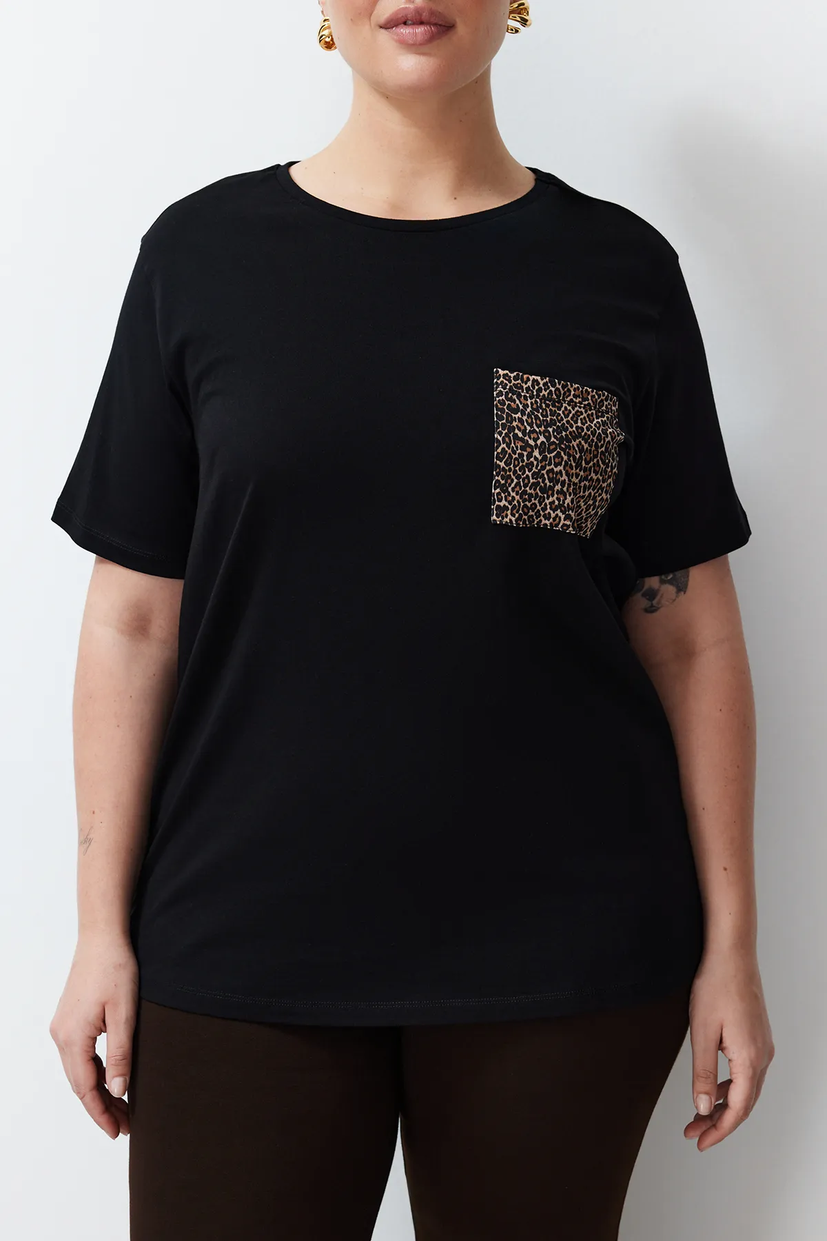 Trendyol Curve  Schwarzes Oversize-Strick-T-Shirt mit Animal-Print TBBSS24BF00059