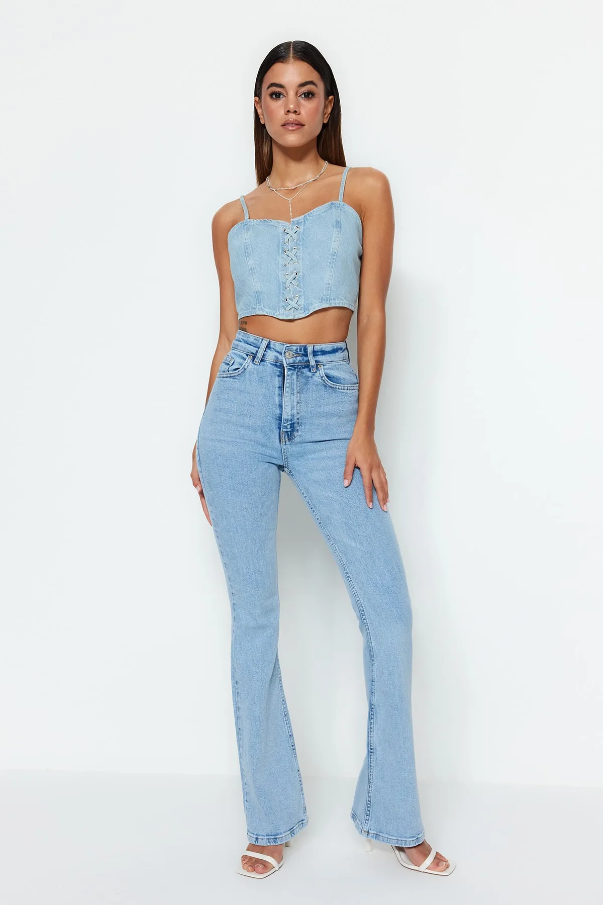 Trendyol Collection  Hellblaue Schlagjeans mit hoher Taille TWOSS23JE00063