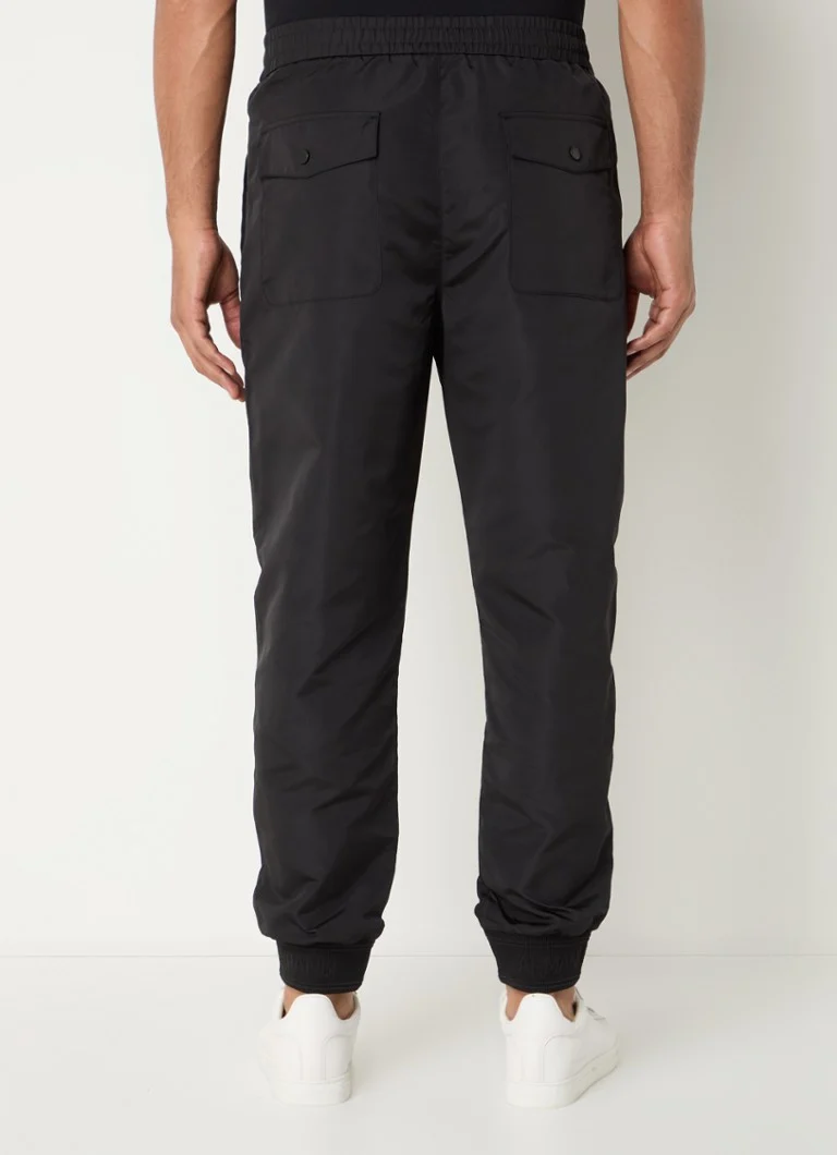 Pantaloni scurți Petite de la Armani Exchange cu cizme din piele.