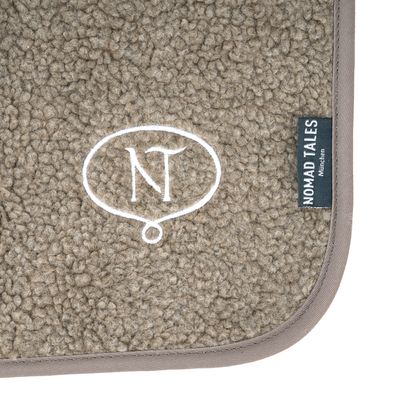 Nomad Tales Blush wasserfeste Kuscheldecke Taupe