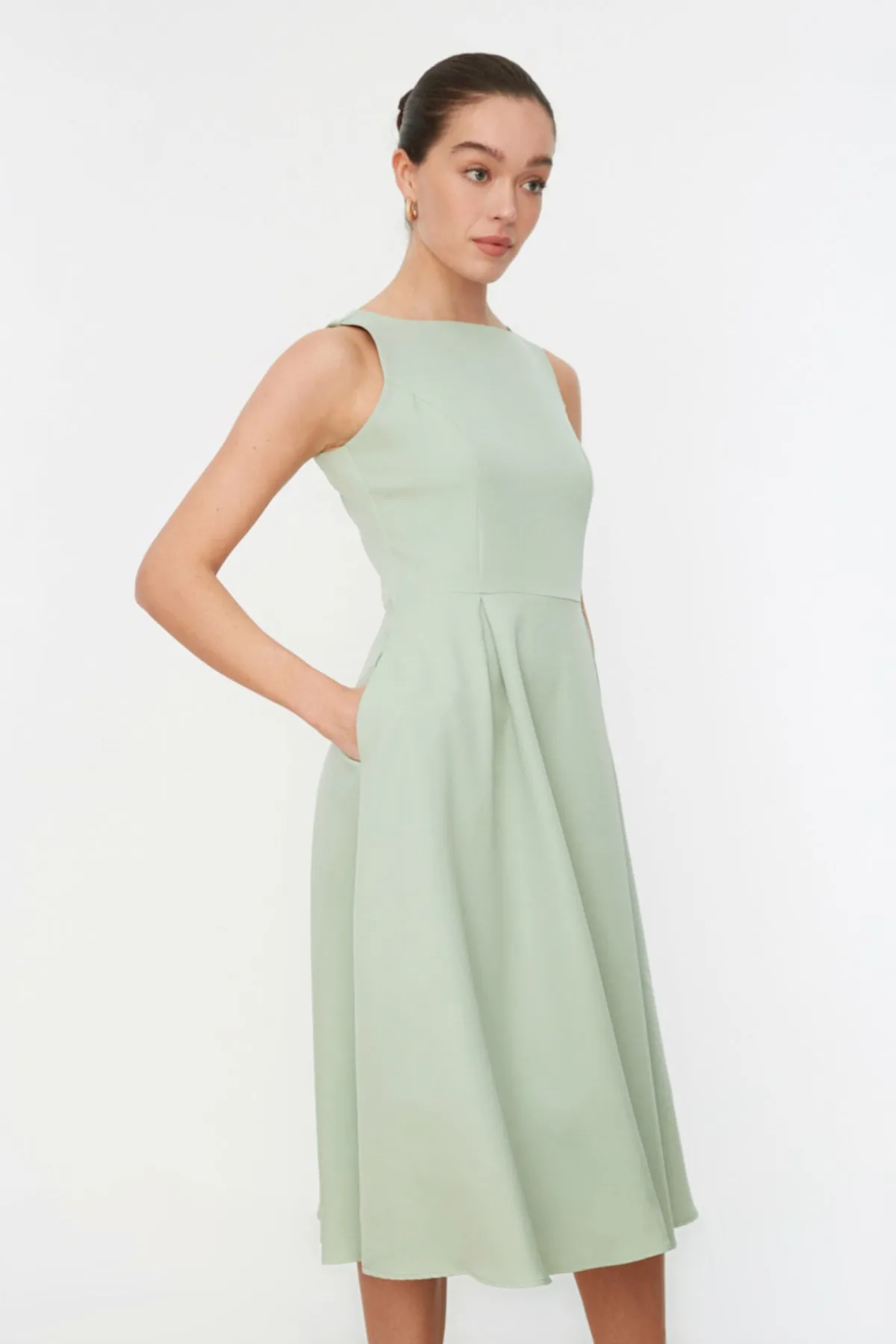 Trendyol Collection  Mintfarbenes, gewebtes, plissiertes Midi-Kleid mit Taillenbund TWOSS20EL0980
