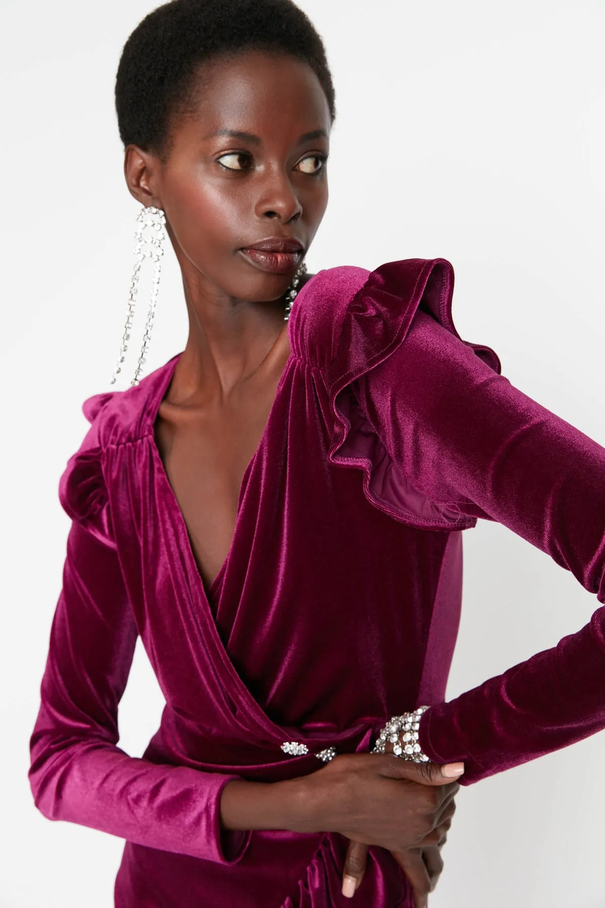 Trendyol Collection  Elegantes Abendkleid mit Pflaumenstein-Accessoires TPRAW23EL00186