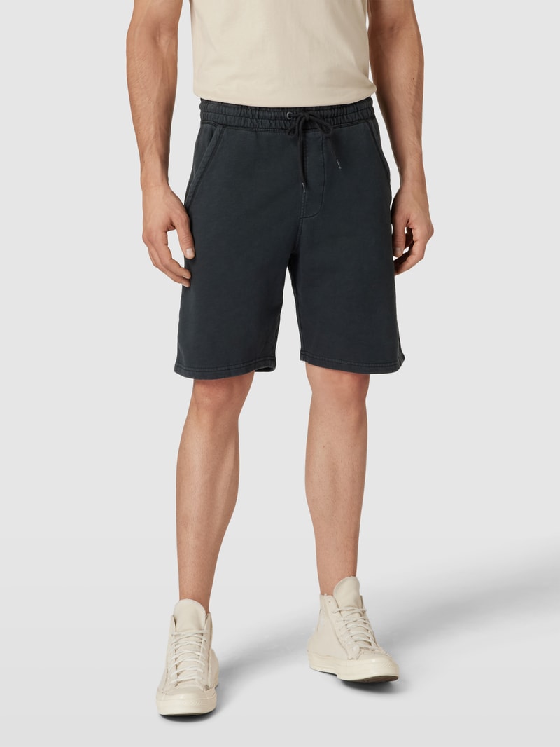 Shorts mit seitlichen Eingrifftaschen in schwarz