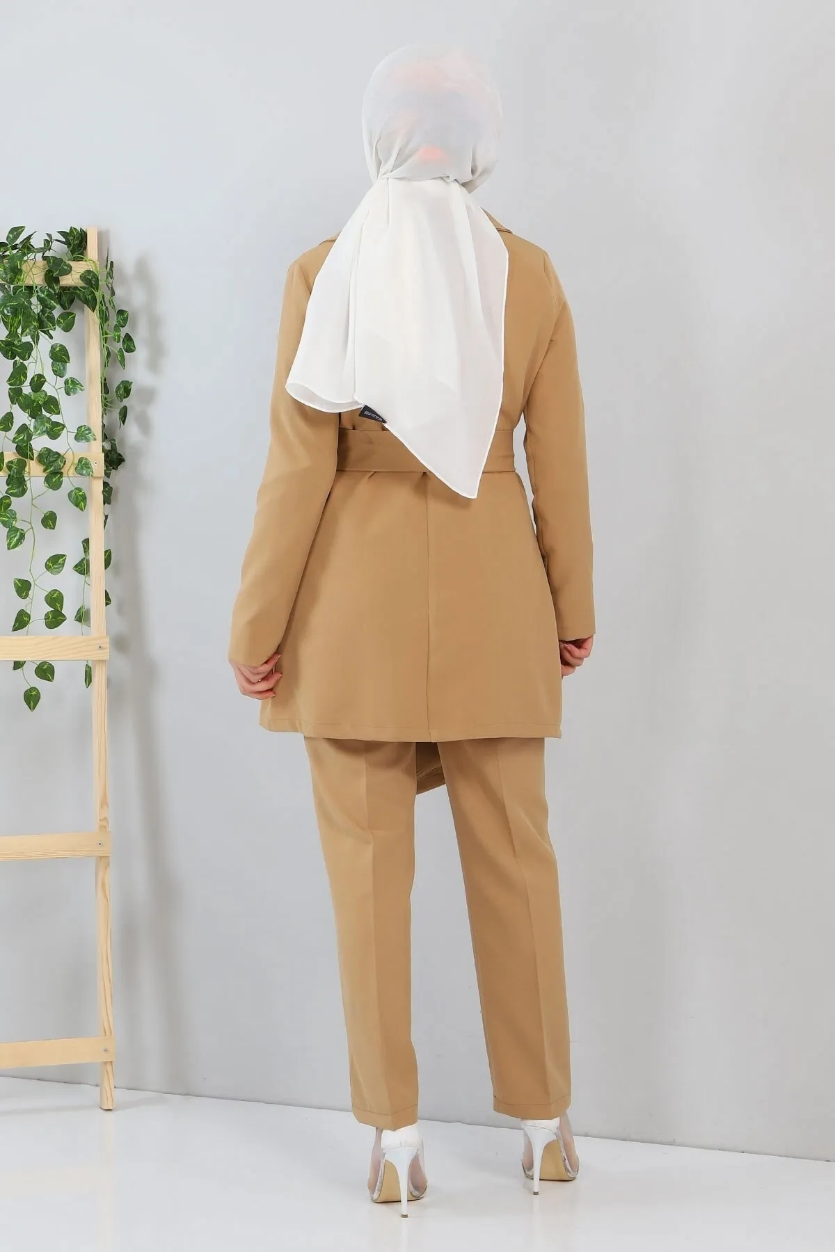 Modamihram  Gürtel detaillierter Anzug Tan 10815