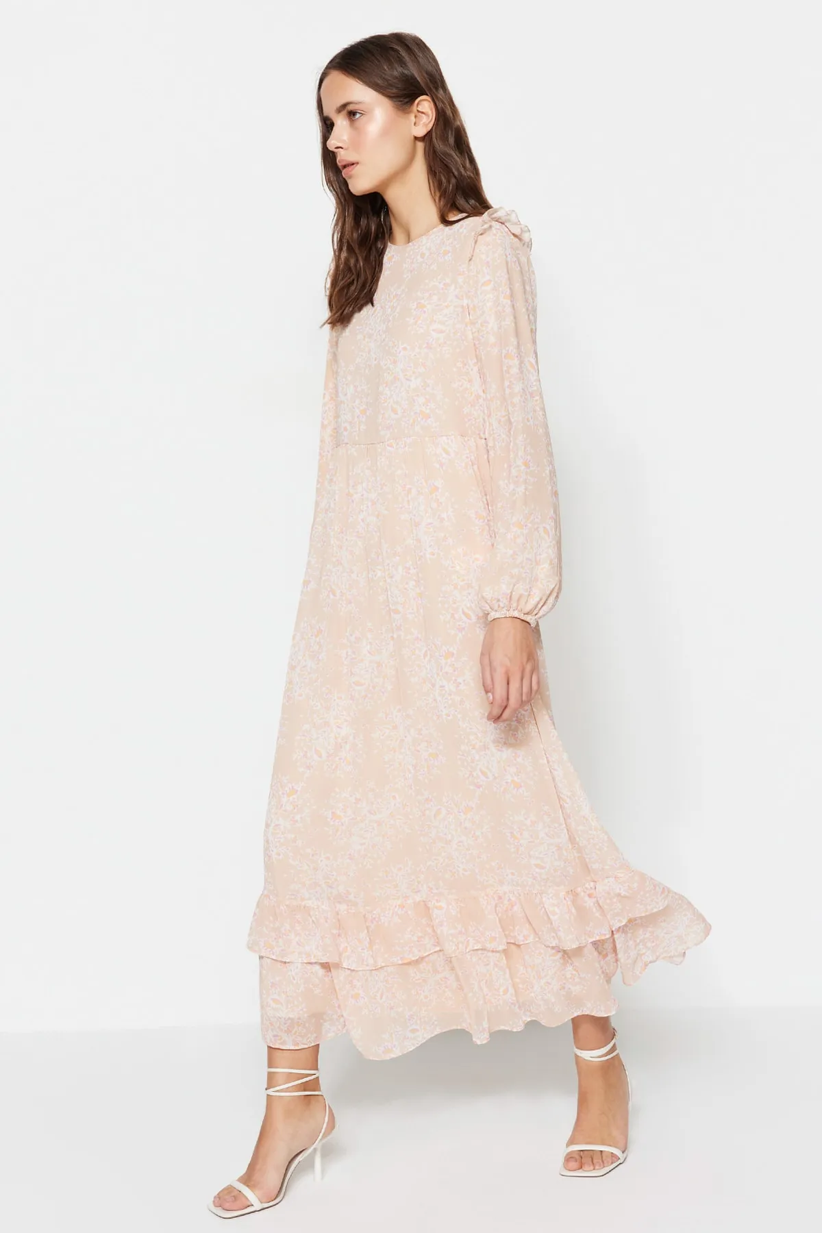 Trendyol Modest  Hellrosa Kleid aus gewebtem Chiffon mit Blumenmuster, Rüschen an der Schulter und Futter TCTSS23EB00143
