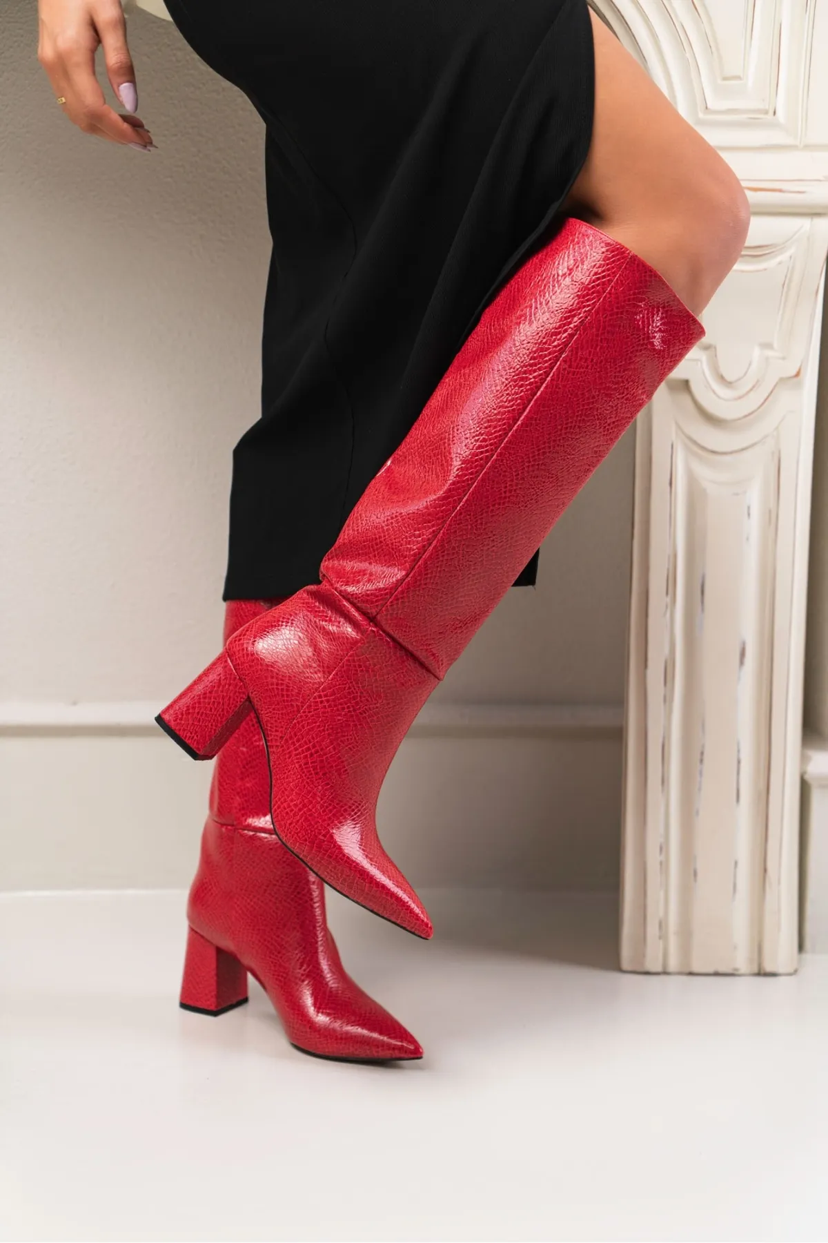 NİŞANTAŞI SHOES  Briar Red gemusterte Damenstiefel aus Lackleder mit spitzer Zehenpartie und Absatz