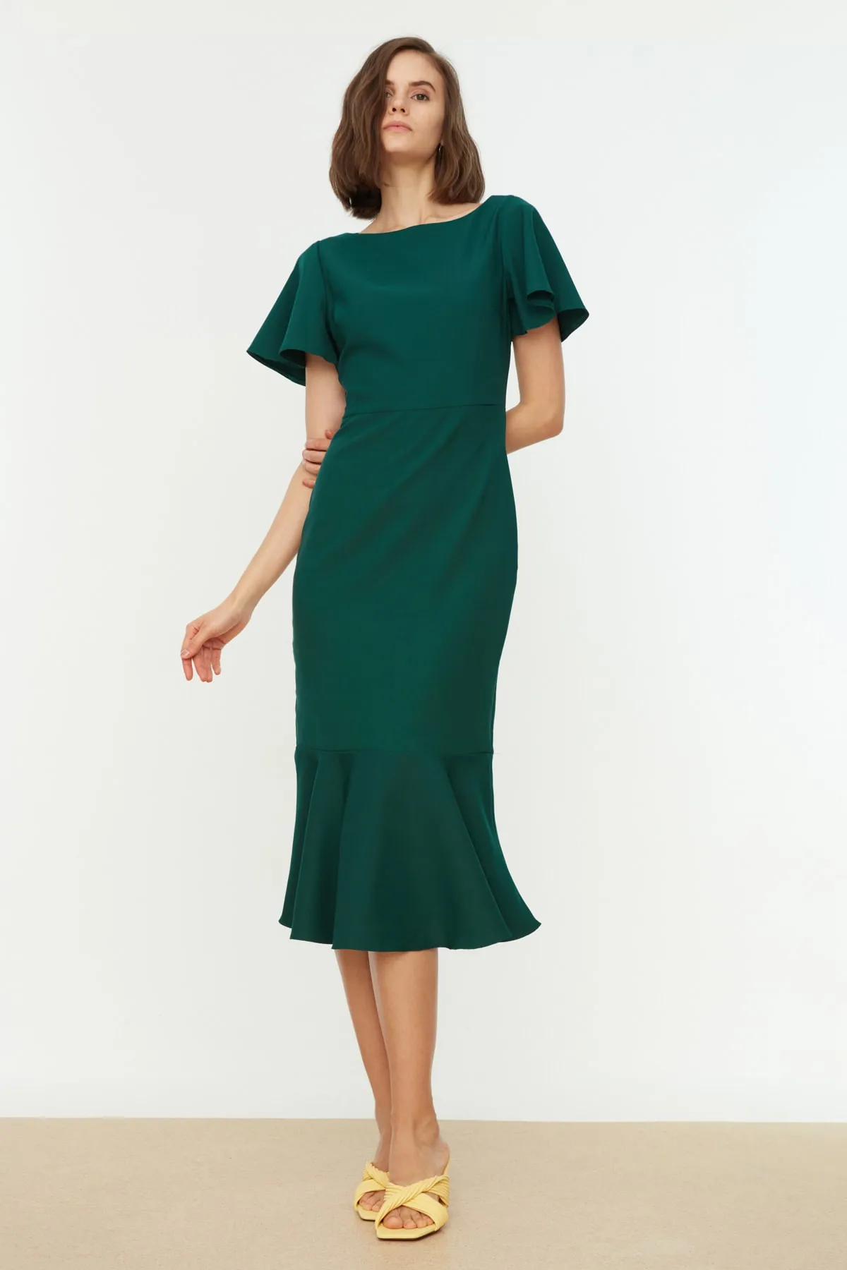 Trendyol Collection  Grünes, figurbetontes Volant-Midikleid aus Webstoff TWOSS20EL1342
