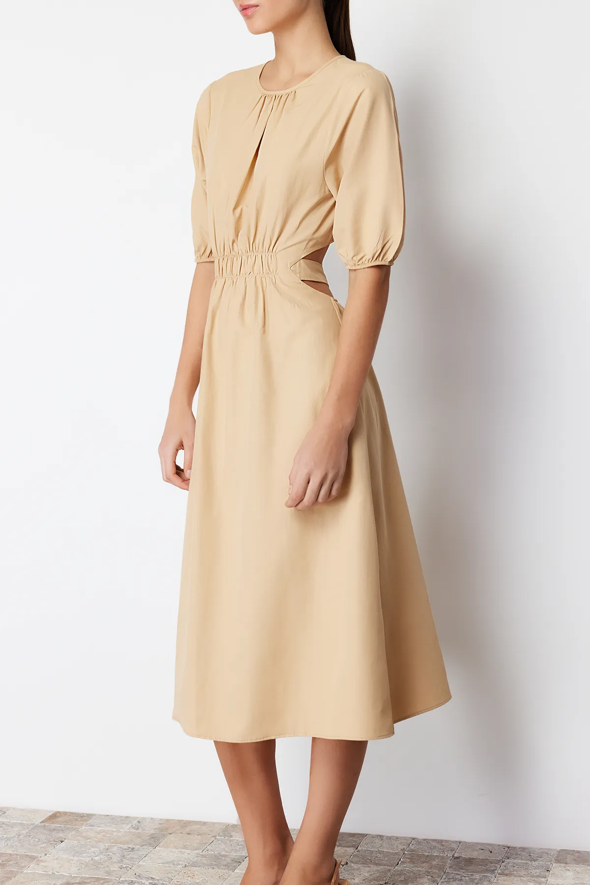 Trendyol Collection  Kamelfarbenes Midi-Webkleid mit Taillenöffnung TWOSS24EL00434