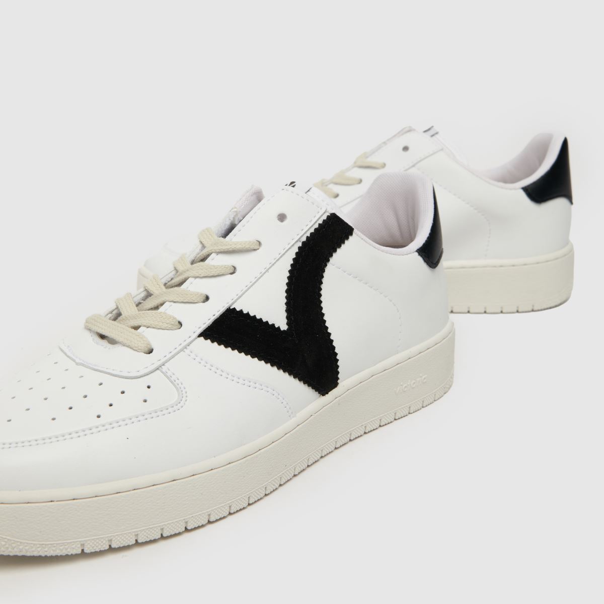 Victoria Madrid-sneakers i vitt och svart